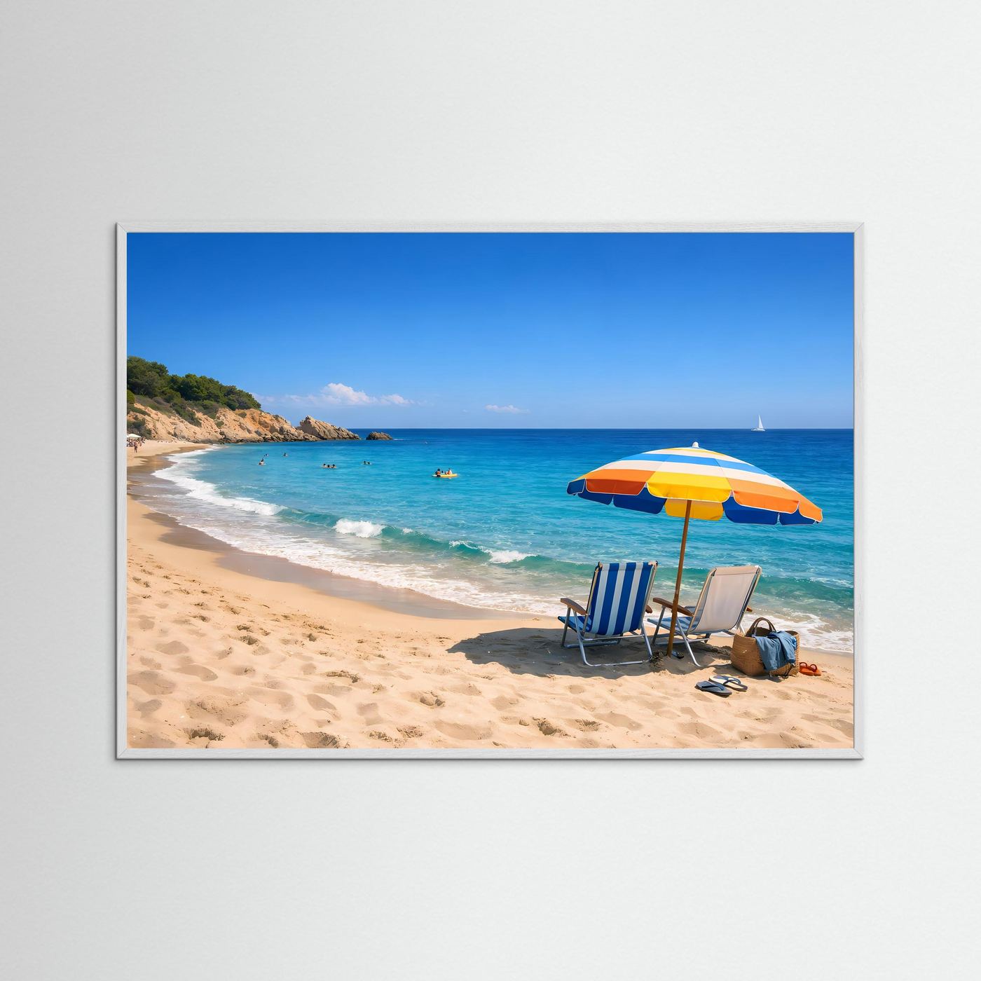 Strandposter im Querformat mit grauem Holzrahmen: Sandstrand, Meerblick, gelbblauer Sonnenschirm