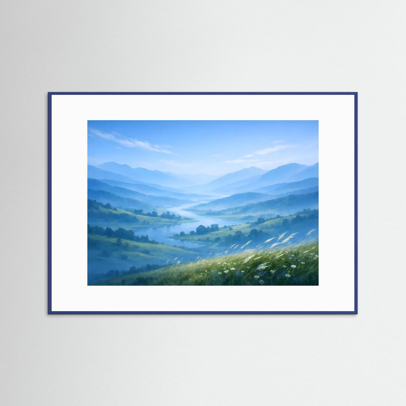 Wandbild mit Alpenlandschaft im Nebel, grüne Wiesen und blauer Flusstal-Szene, blauer Rahmen