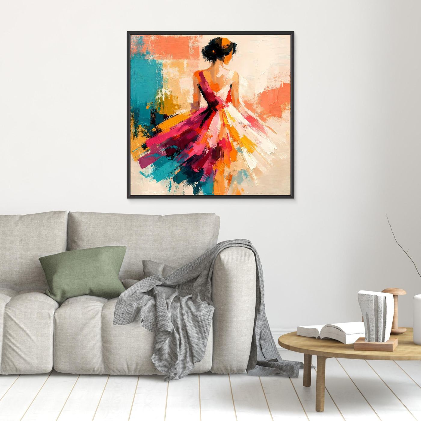 Leinwand-Wandbild einer Frau im bunten Kleid, schwarzer Rahmen, an Wohnzimmerwand.