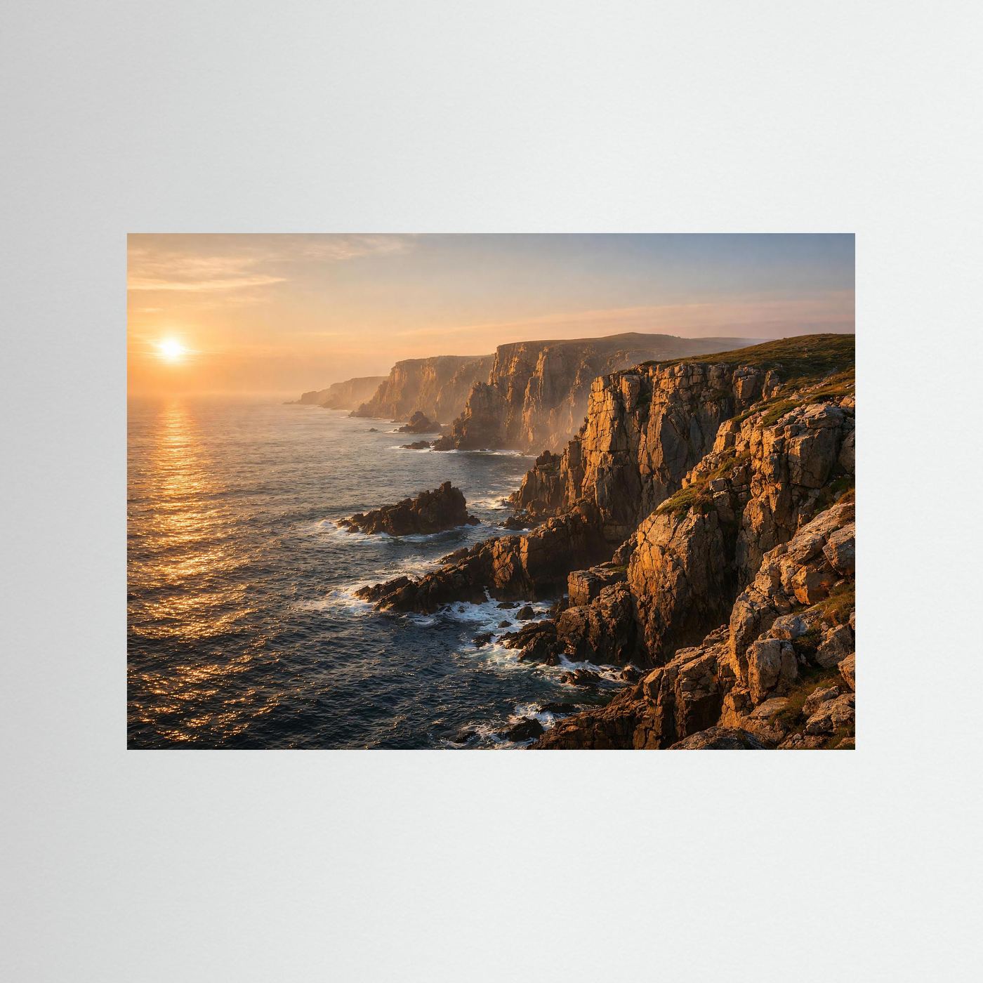Panorama-Naturposter: goldener Sonnenuntergang über der Steilküste mit Felsen und Meer