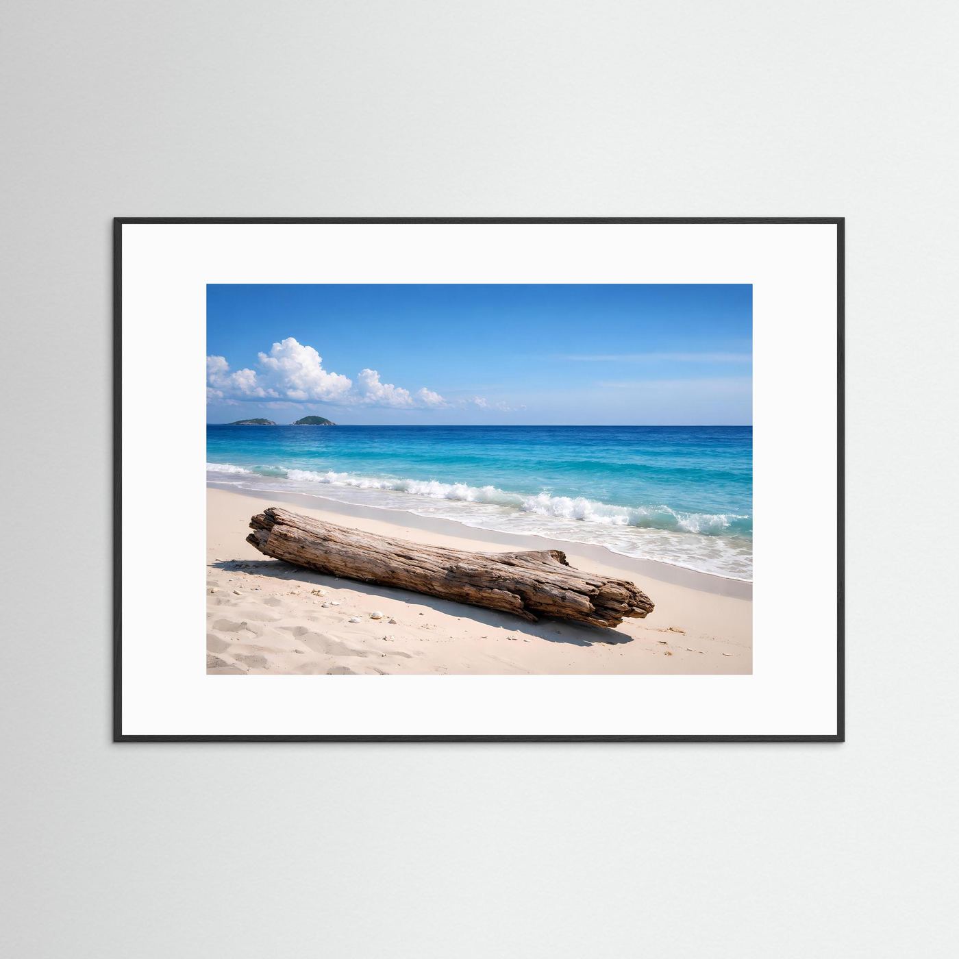 Meer-Naturposter mit Treibholz am Strand, Panorama, schwarzer Holzrahmen