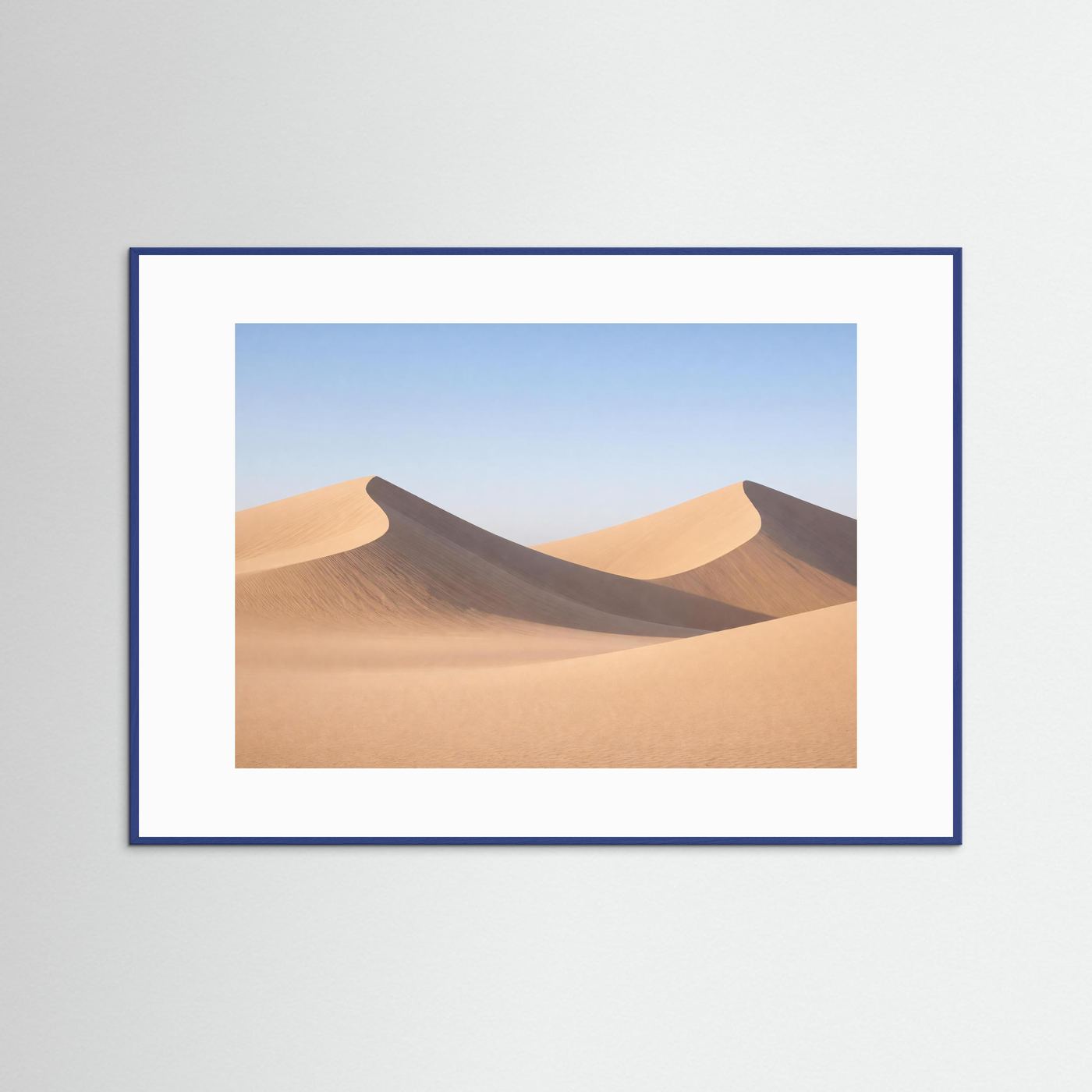 Poster mit Dünenlandschaft der Sahara, Querformat im blauen Rahmen