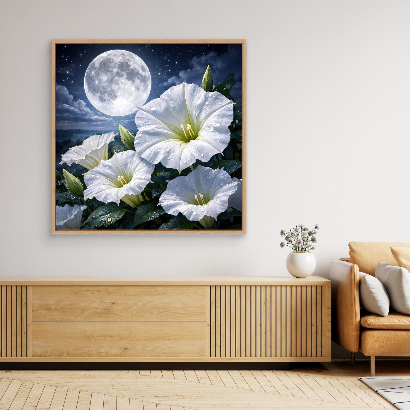 Wandbild mit weißen Lilien und Vollmond, nächtlicher Garten, brauner Holzrahmen
