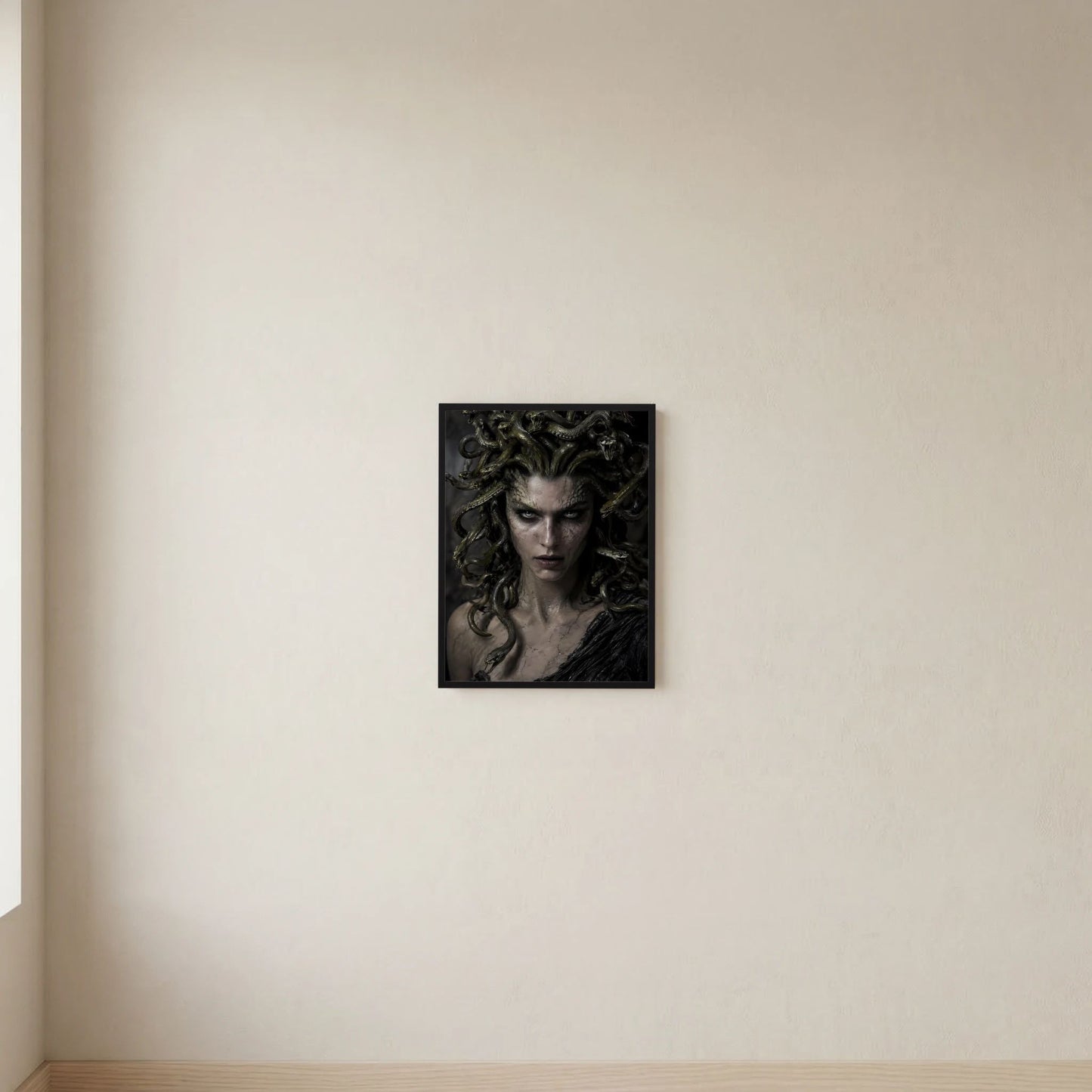 Medusa-Poster im schwarzen Rahmen mit Schlangenhaaren und düsterem Blick