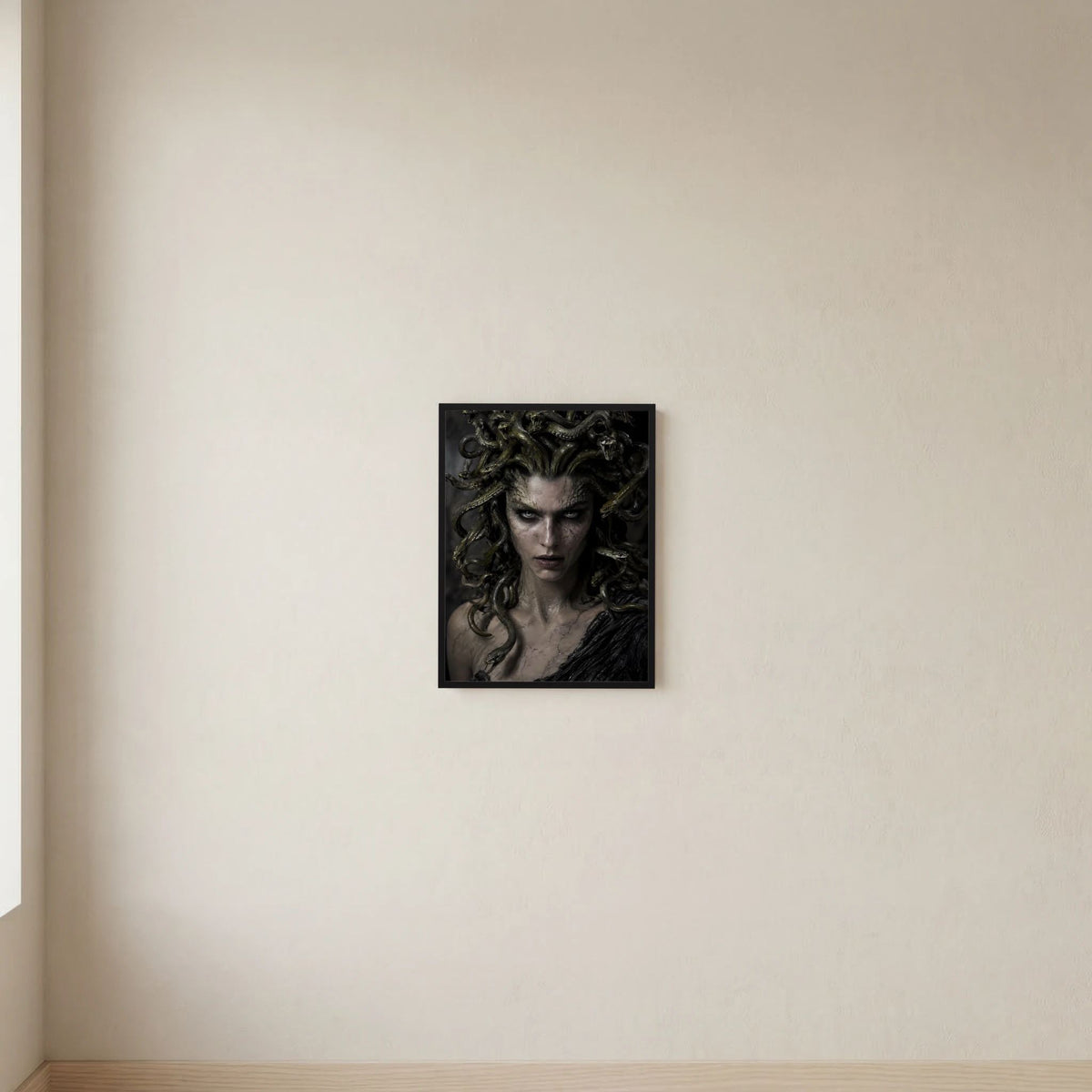 Medusa-Poster im schwarzen Rahmen mit Schlangenhaaren und düsterem Blick