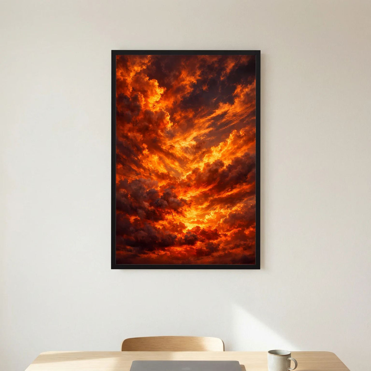 Wandposter im Hochformat mit schwarzem Rahmen, dramatische Orange-Rot-Wolken