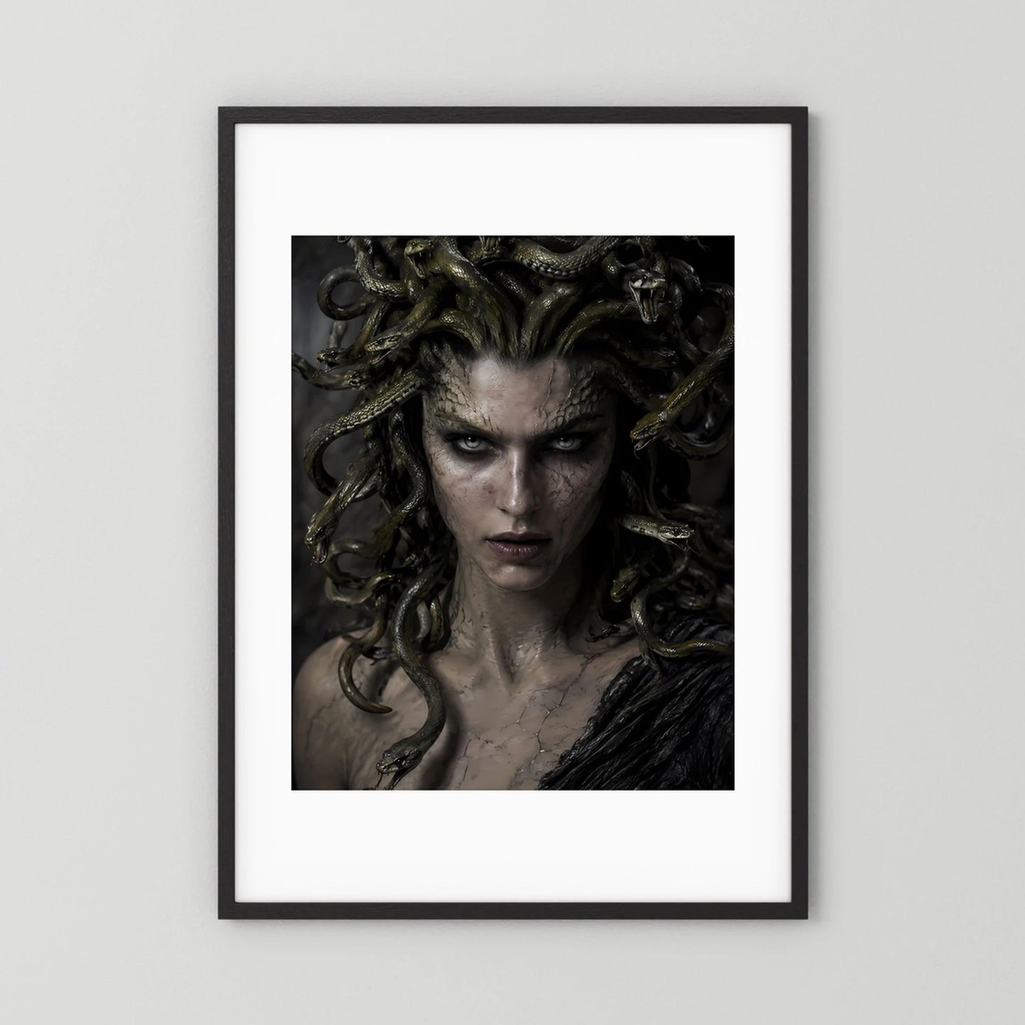 Medusa-Porträtposter im schwarzen Bilderrahmen, weißer Rand, Hochformat