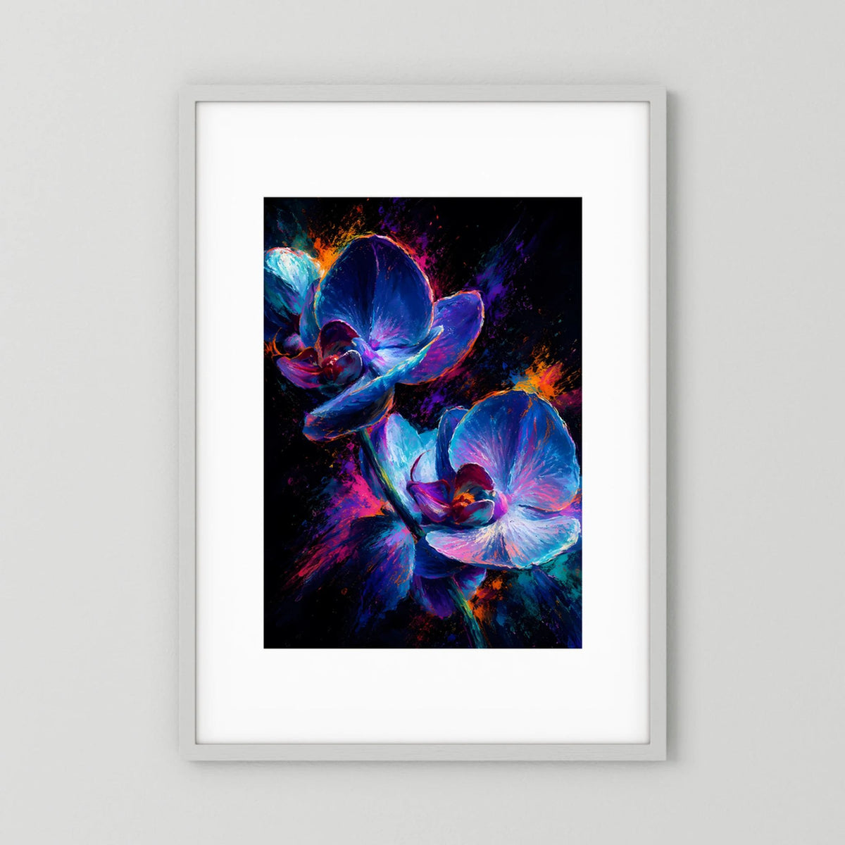 Hochformat-Poster abstrakte Orchideen in Blau und Pink auf dunklem Hintergrund, gerahmt
