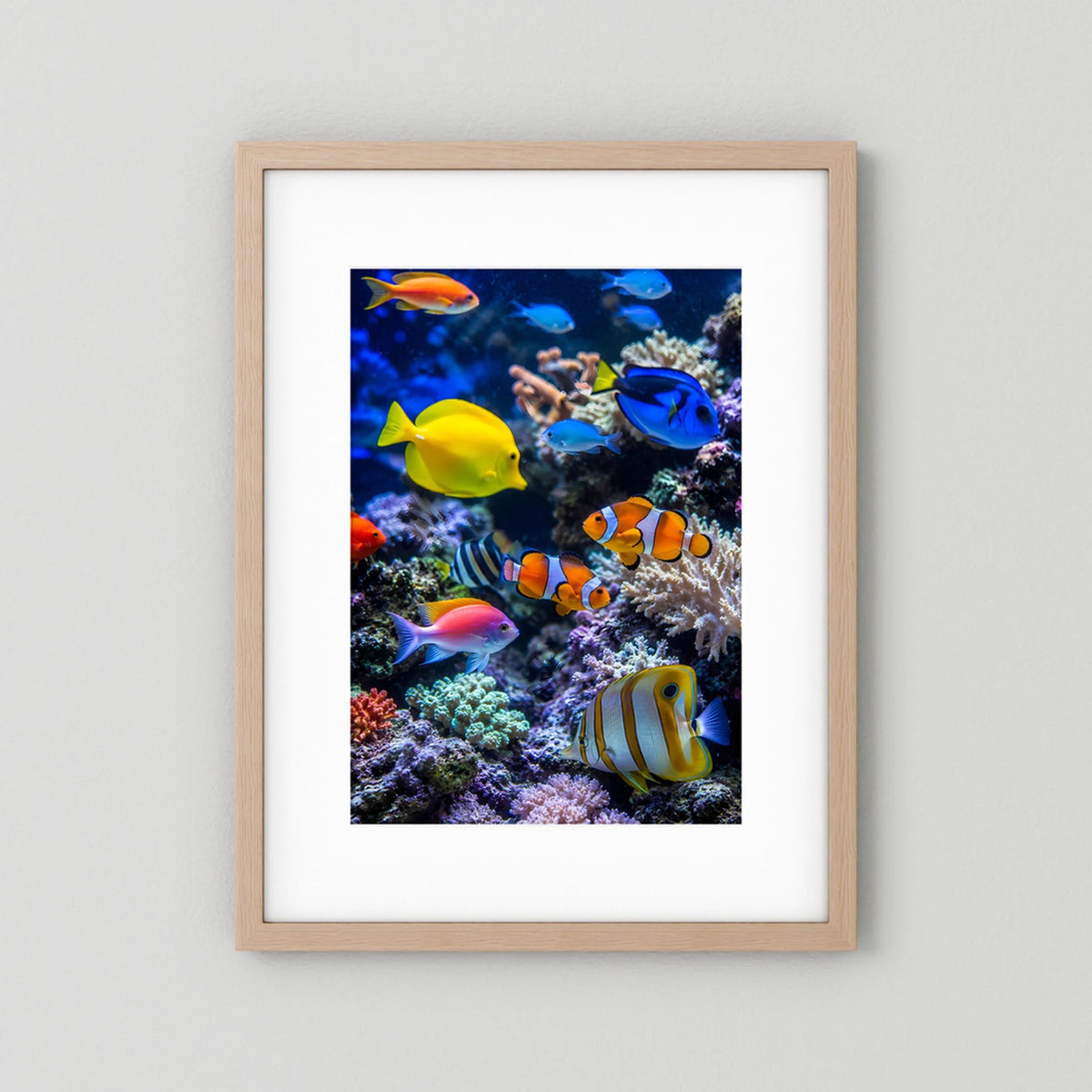Hochformat-Poster mit bunten Tropenfischen und Korallenriff im Holzrahmen mit weißem Passepartout