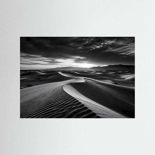 Schwarzweißes Dünen-Panorama, Wüstenlandschaft im Posterformat, schwarzer Rahmen