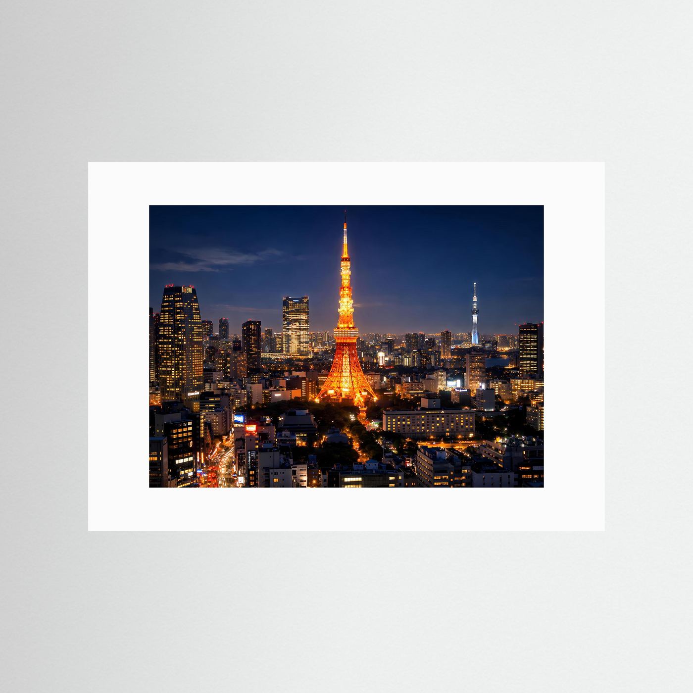 Querformat-Poster mit weißem Passepartout und nächtlicher Tokyo-Skyline