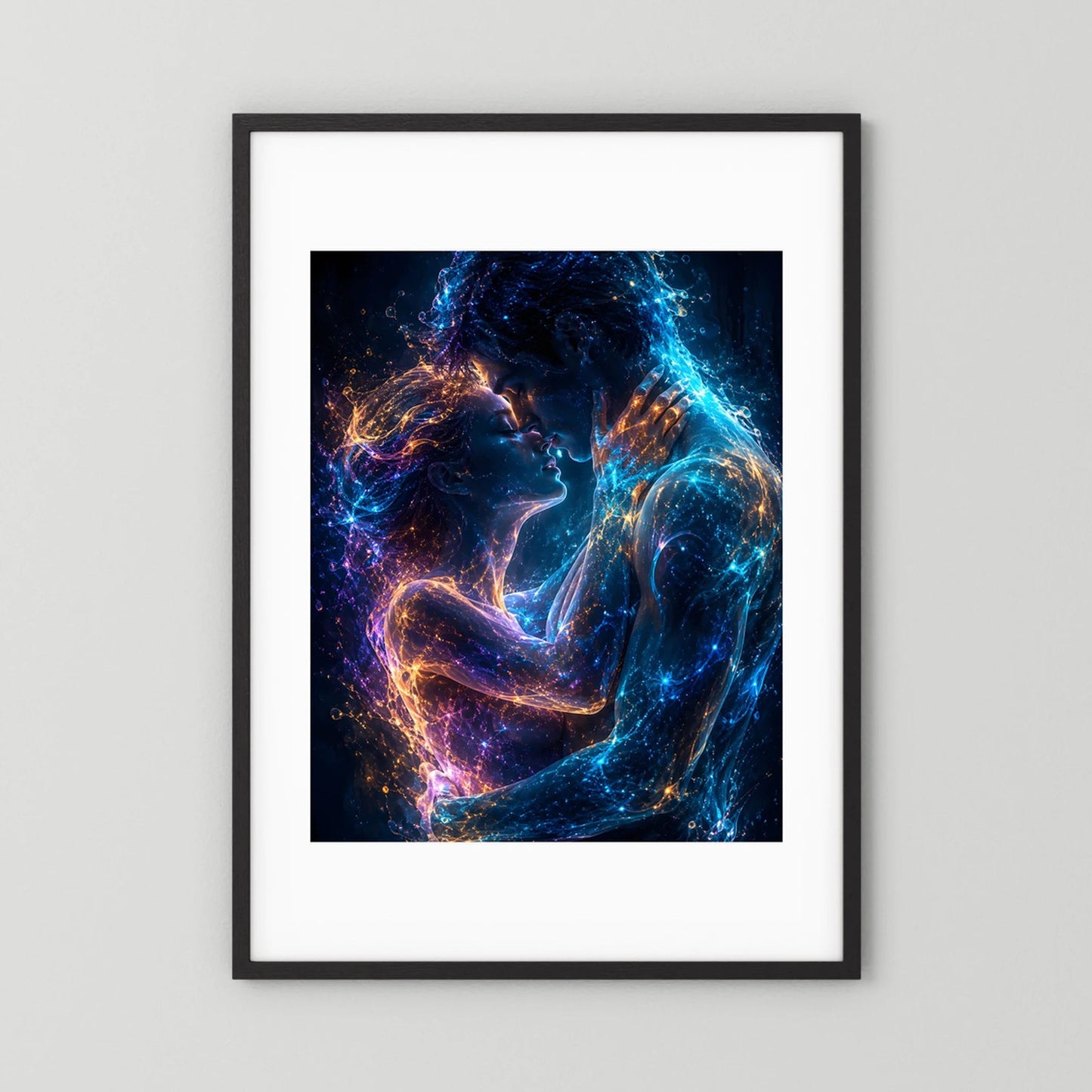 Kunstposter im Hochformat: leuchtendes Paar in Blau, Violett und Gold, schwarzer Rahmen mit weißem Rand