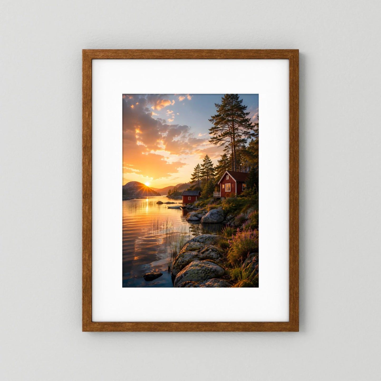 Kunstposter im Hochformat mit braunem Holzrahmen: See bei Sonnenuntergang, rote Hütte, Steine.