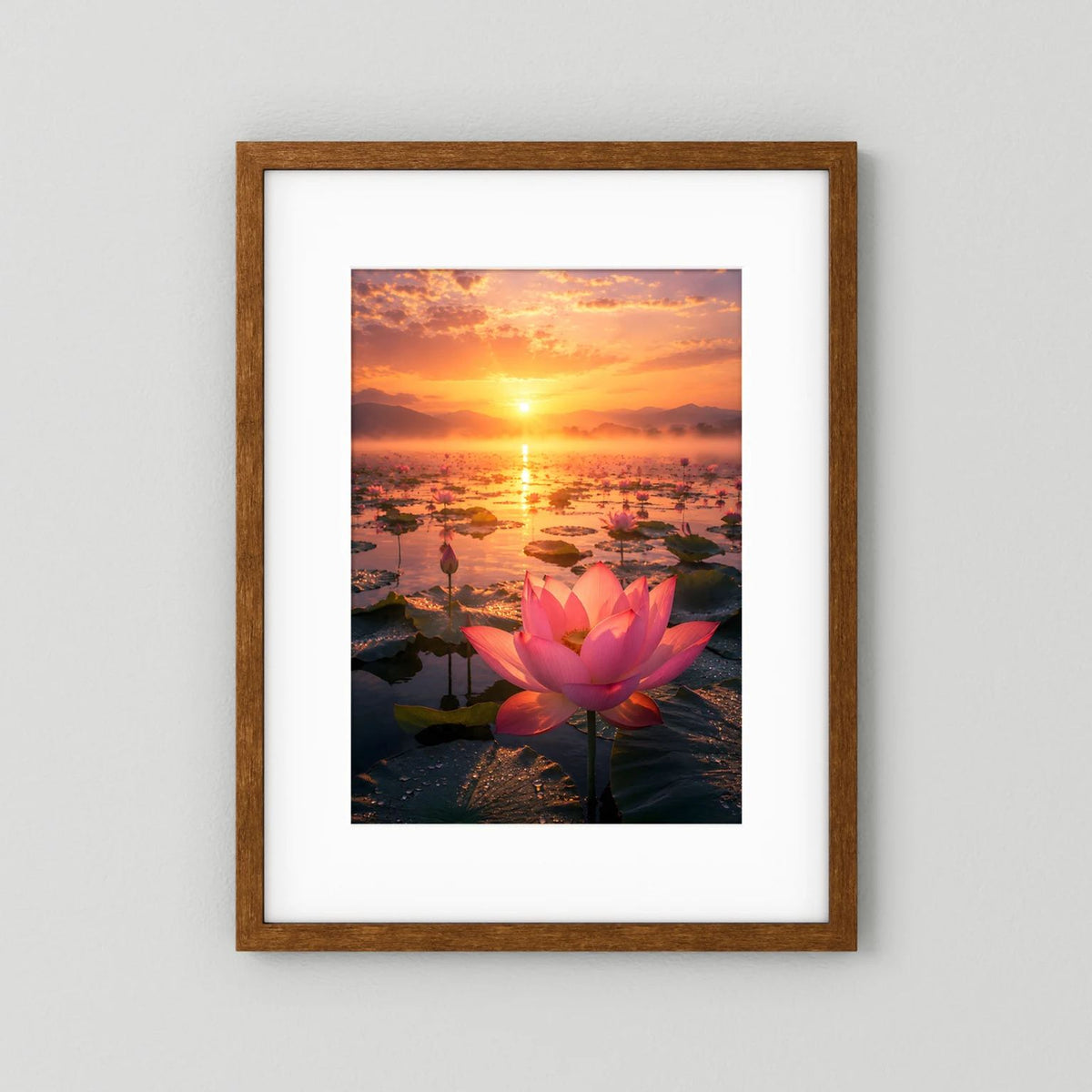 Hochformatiges Poster mit rosa Lotusblüte bei Sonnenuntergang, brauner Holzrahmen