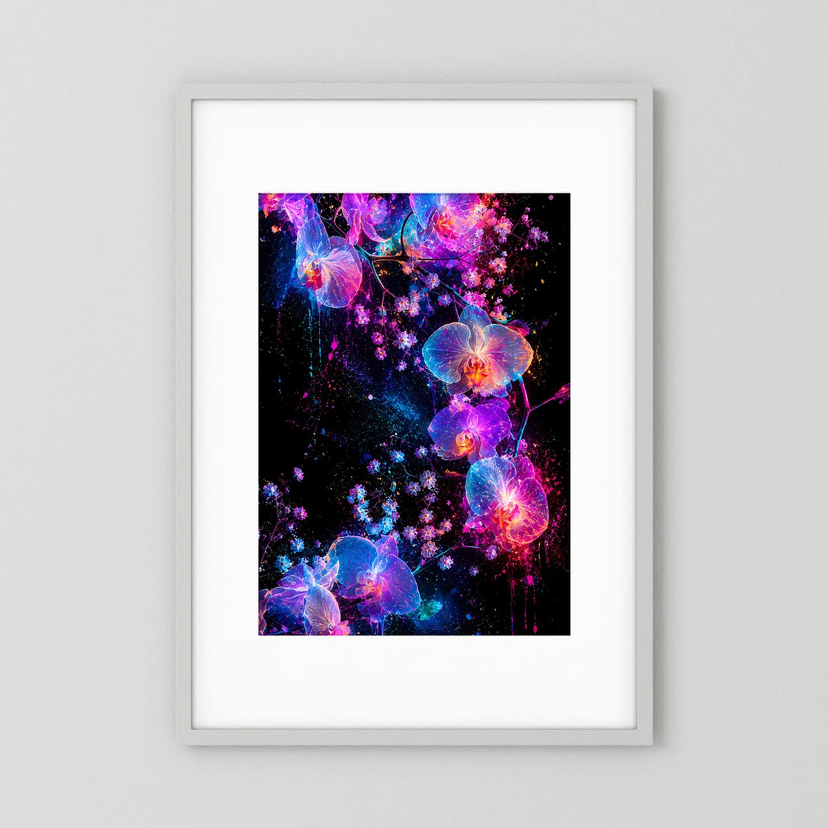 Kunstposter im Hochformat mit leuchtenden Orchideen in Pink, Violett und Blau, im Rahmen