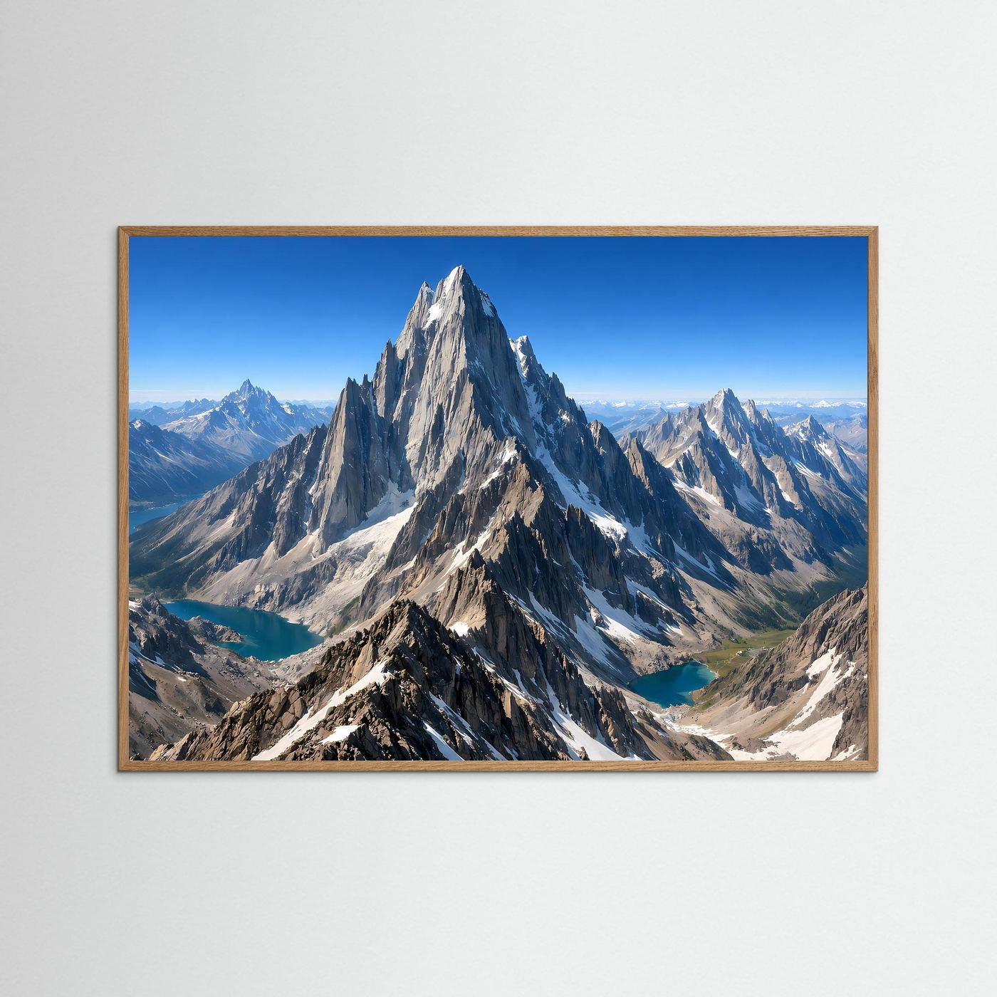 Poster im mittelbraunen Holzrahmen mit Berggipfel und Alpinsee, Querformat