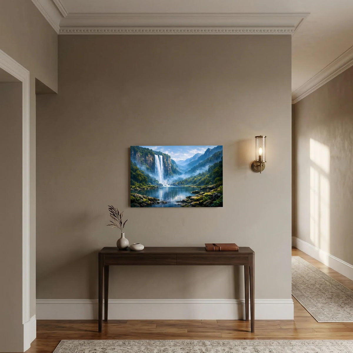 Natur-Wandbild mit Wasserfall im Bergwald und ruhigem See, Querformat, ohne sichtbaren Rahmen