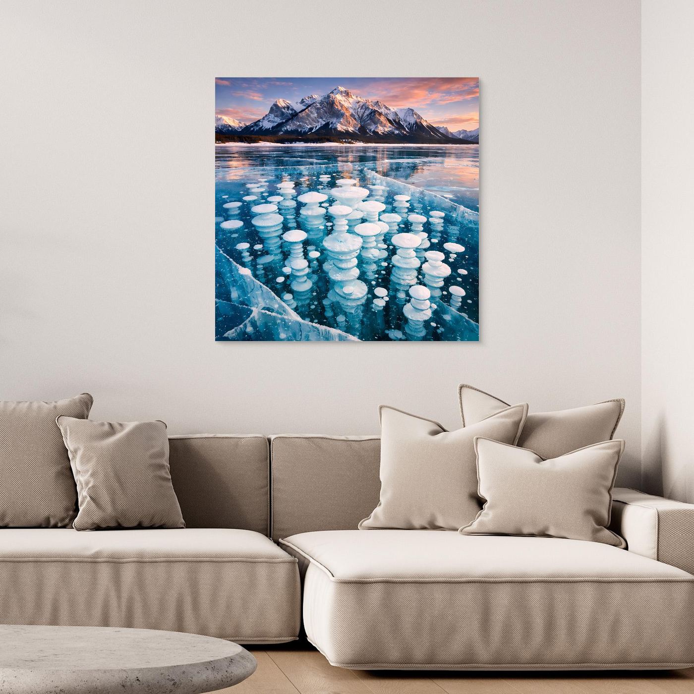 Leinwandbild: gefrorene Blasen im See, blaues Wasser und Berge bei Dämmerung