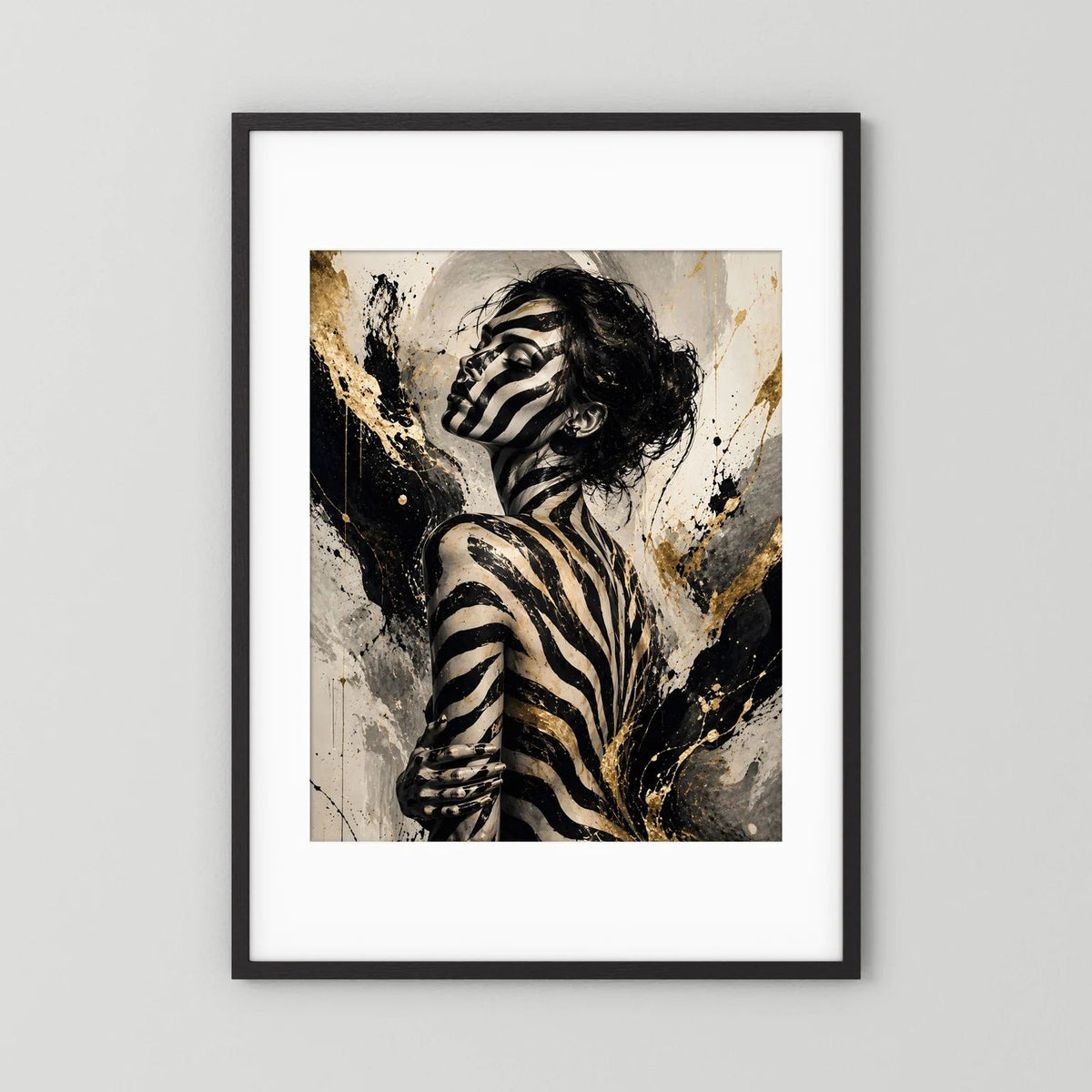 Poster Frauenportrait Schwarzgold, schwarzer Rahmen, weißes Passepartout, Zebra-Bodypainting