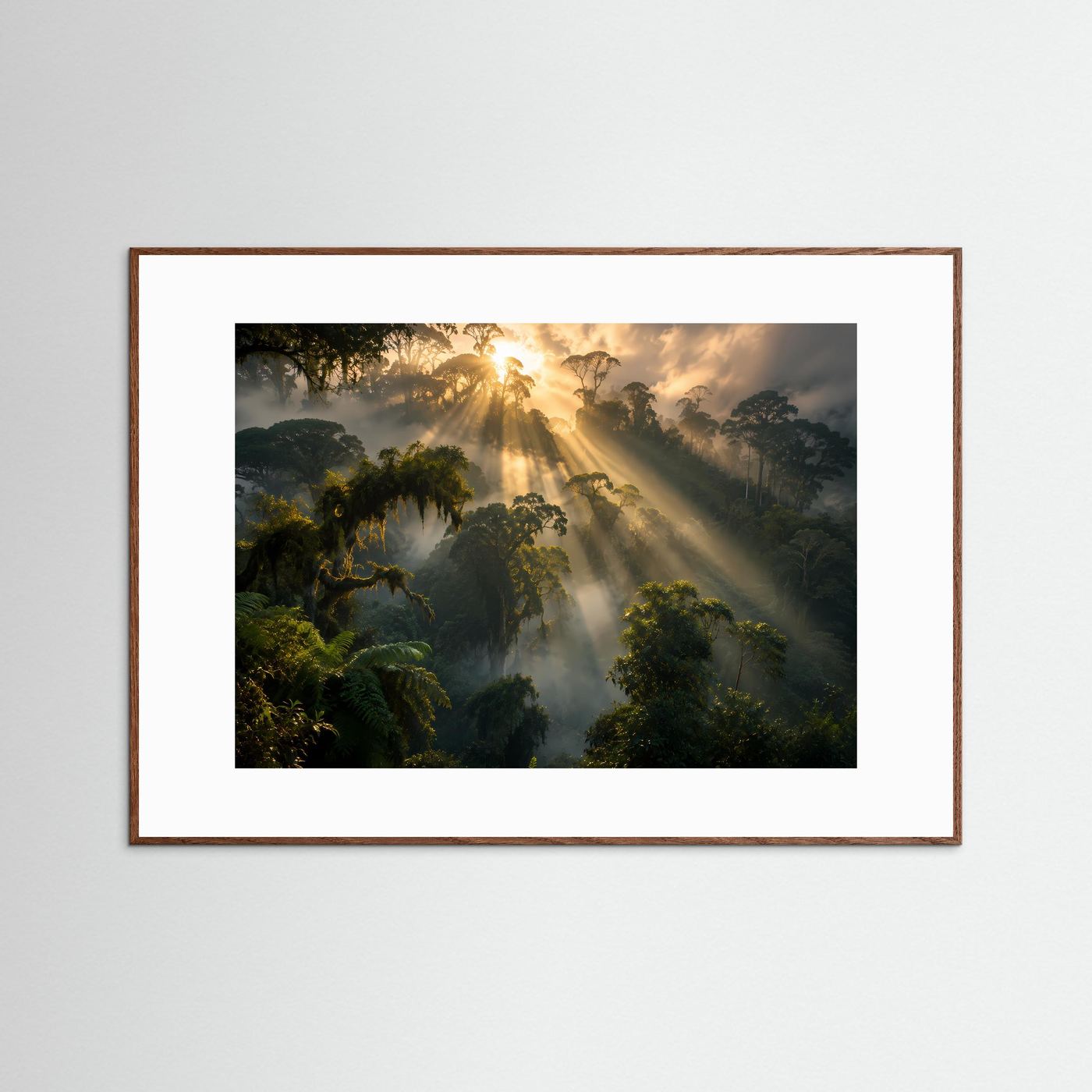 Wandposter Tropenwald mit Sonnenstrahlen, Nebel über dem Blätterdach, braun gerahmt