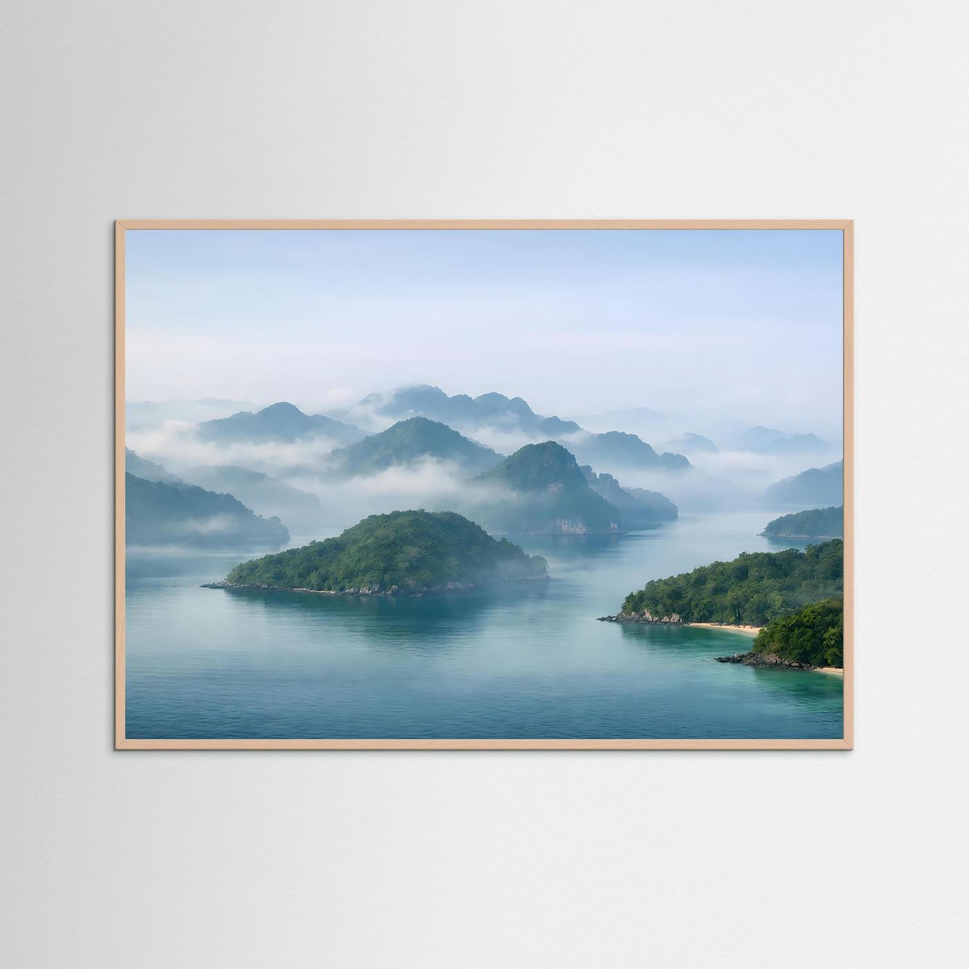 Poster mit Fjordlandschaft im Querformat, rosafarbener Holzrahmen: Wasser, Inseln, Nebelberge