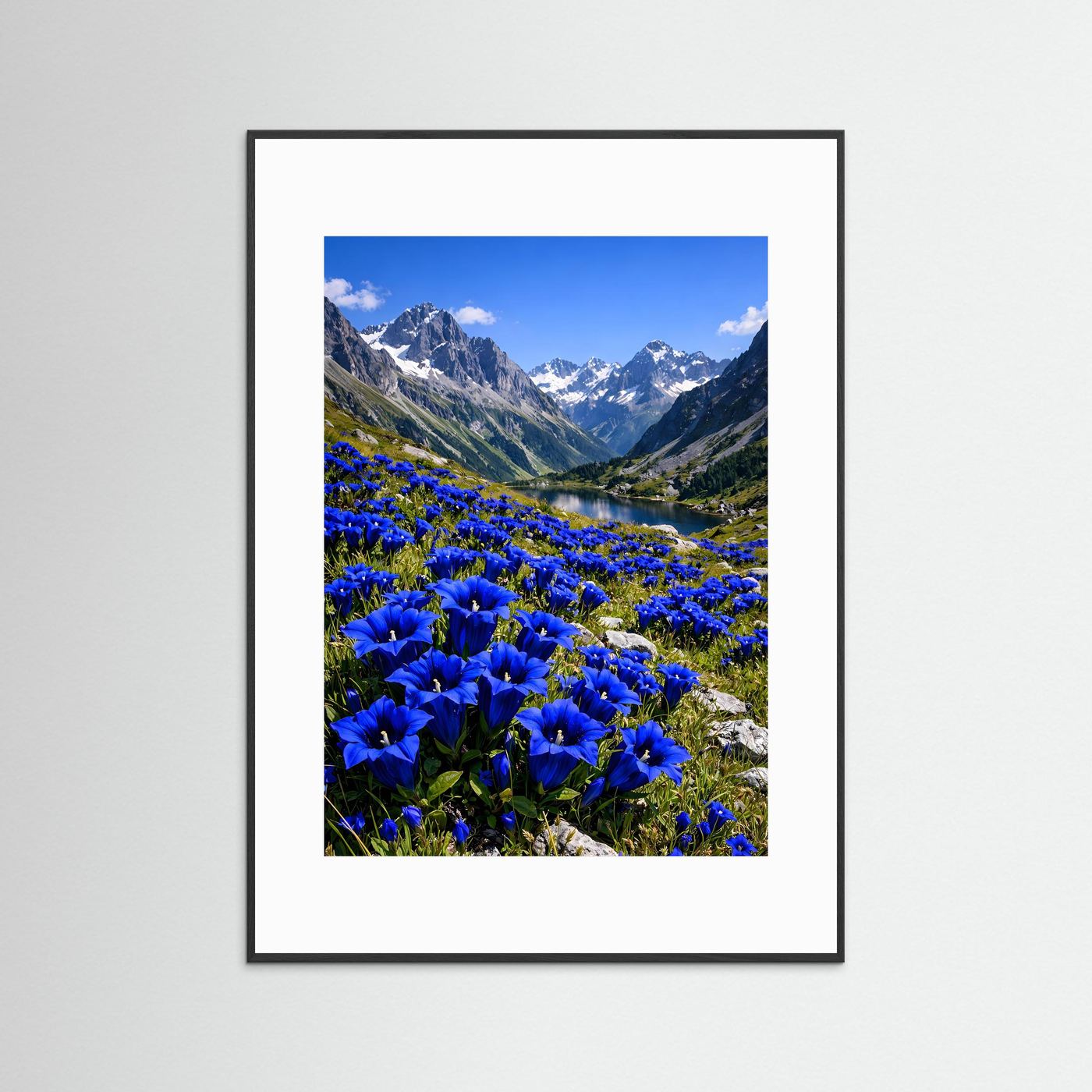 Hochformatiges Bergsee-Poster mit blauen Enzianblüten, im schwarzen Rahmen mit Passepartout