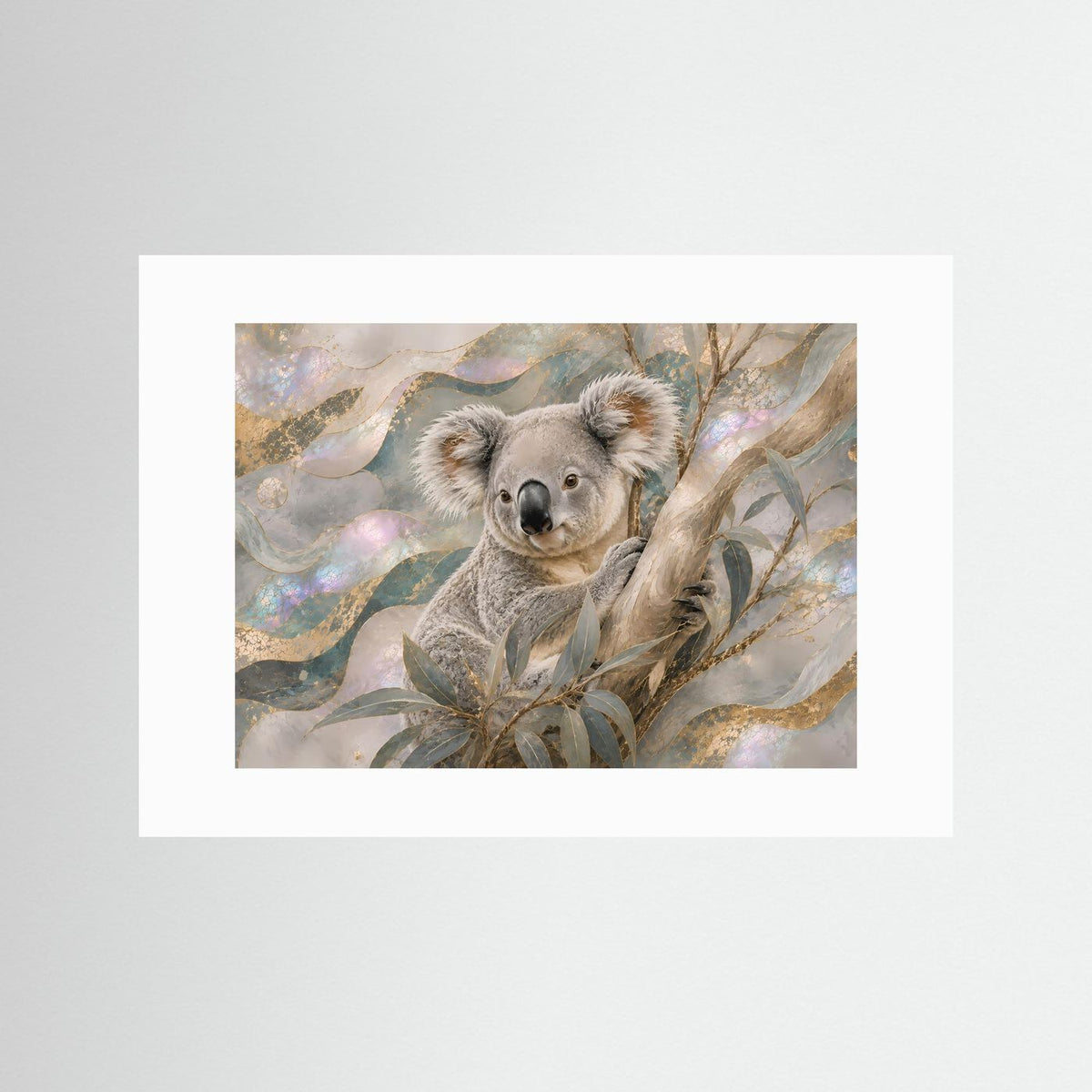 Poster mit Koala zwischen Eukalyptuszweigen im weißen Rand, abstraktes schimmerndes Motiv