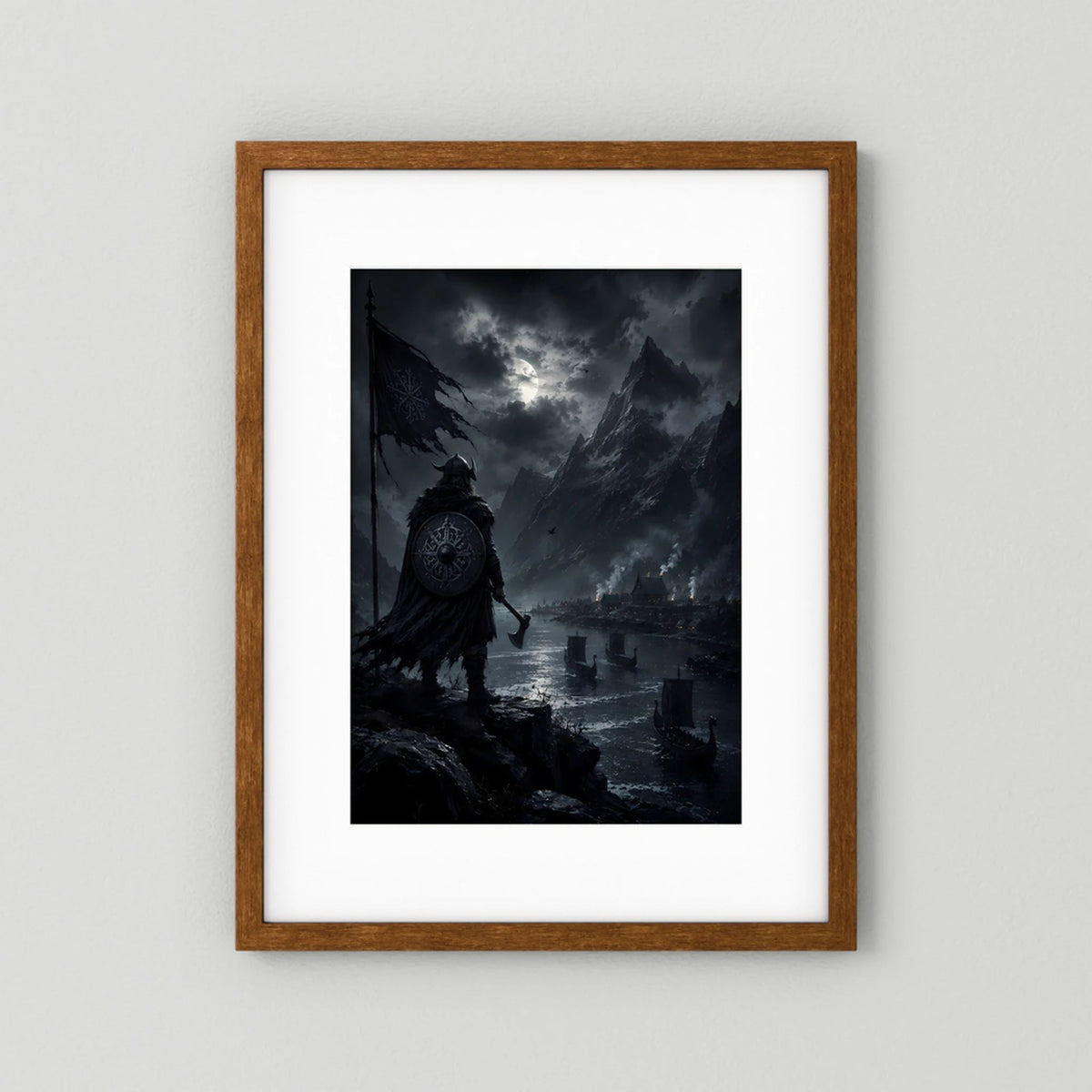 Hochformat-Poster mit Wikingerkrieger im Mondlicht, brauner Holzrahmen und Passepartout