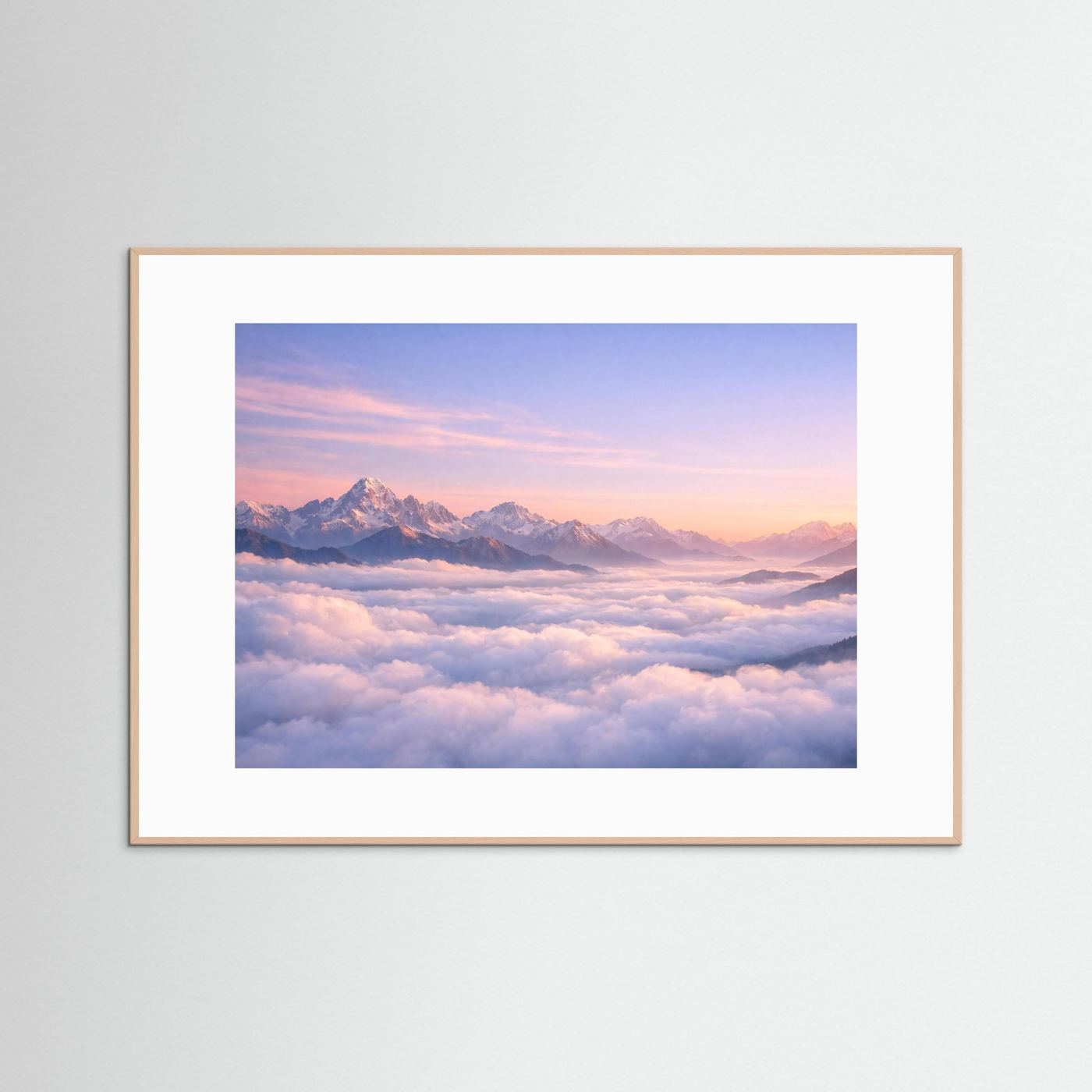 Querformatiges Alpen-Poster im hellen Holzrahmen: schneebedeckte Gipfel über Wolkenmeer
