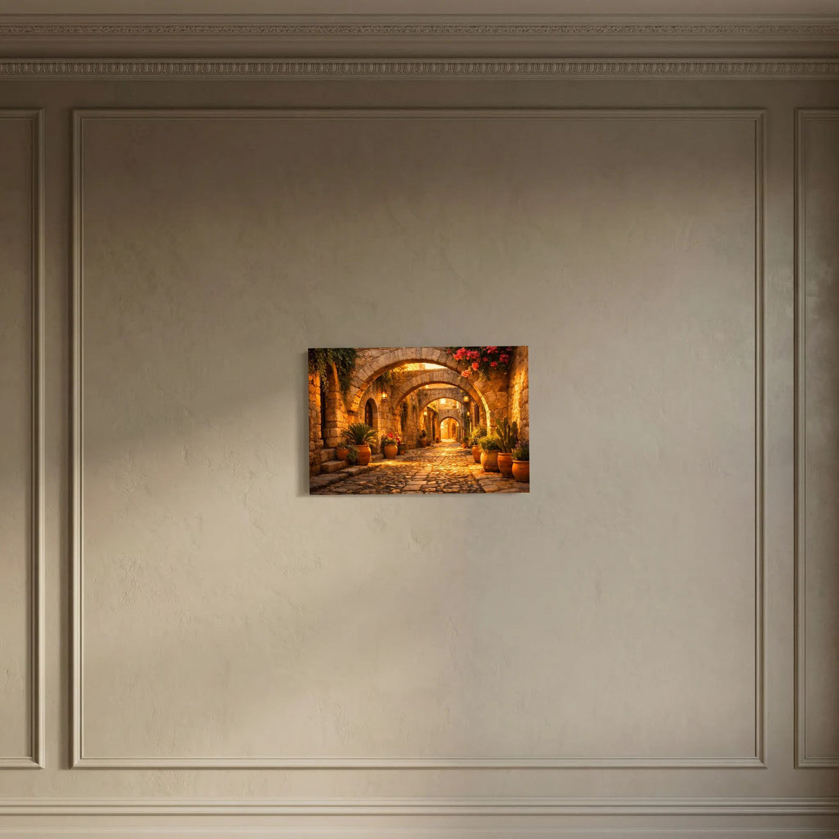 Wandbild im Querformat mit Motiv einer mediterranen Steinbogen-Gasse am Abend