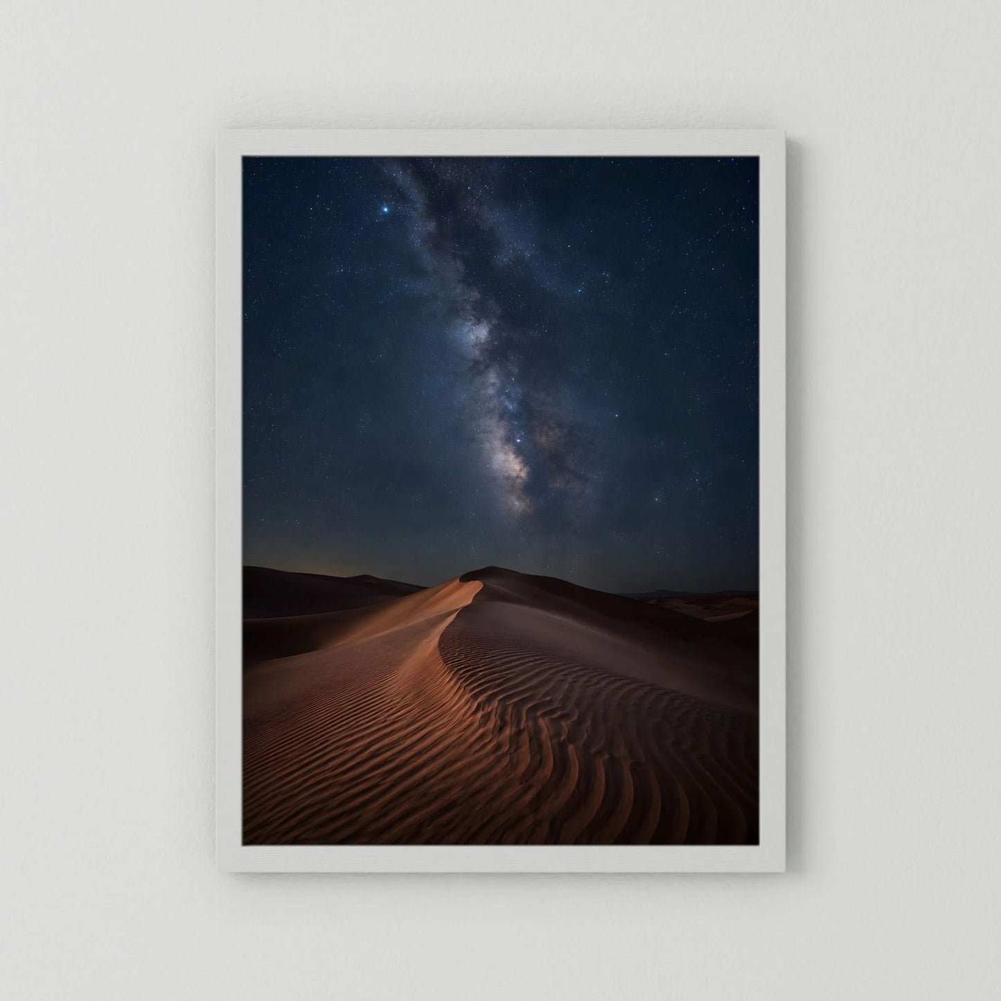 Poster mit Sanddünen bei Nacht und Milchstraße im Sternenhimmel, weißer Rahmen