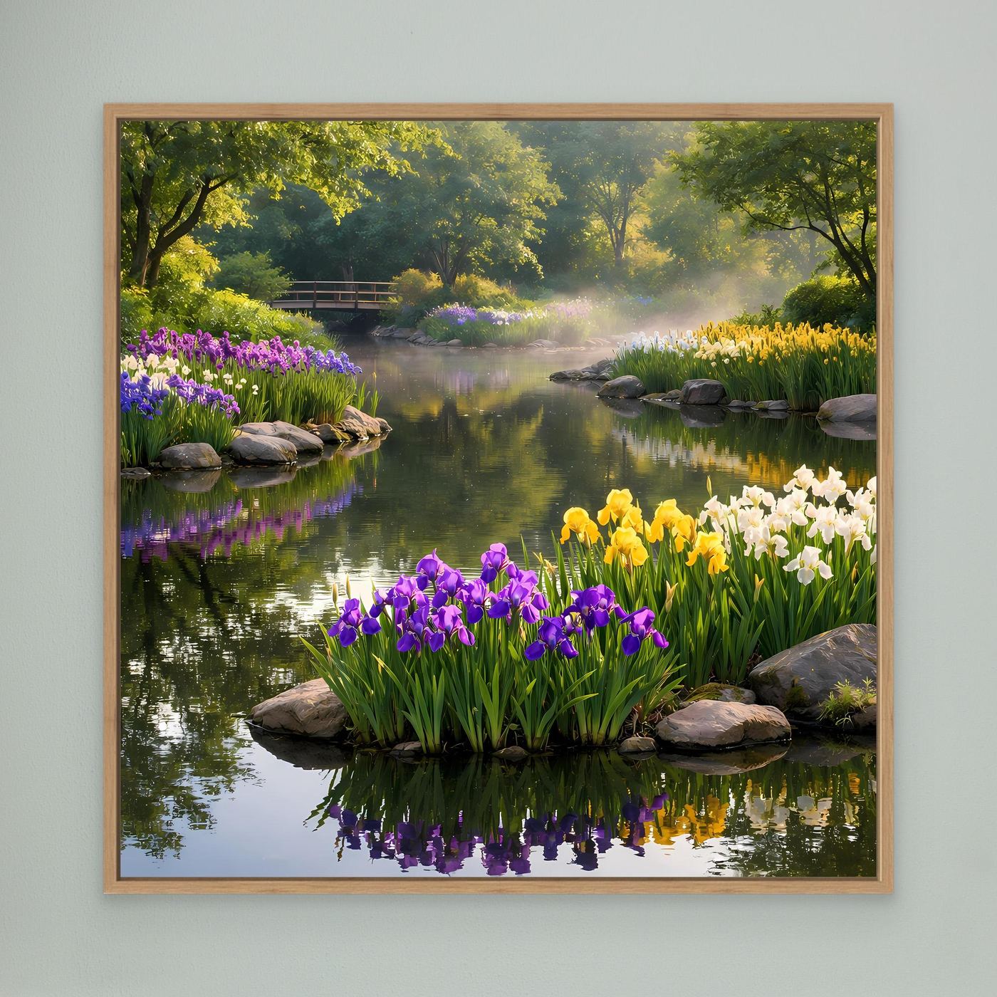 Leinwandbild im Eichenrahmen mit Irisgarten am Teich, lila, gelbe und weiße Blüten, Steine.