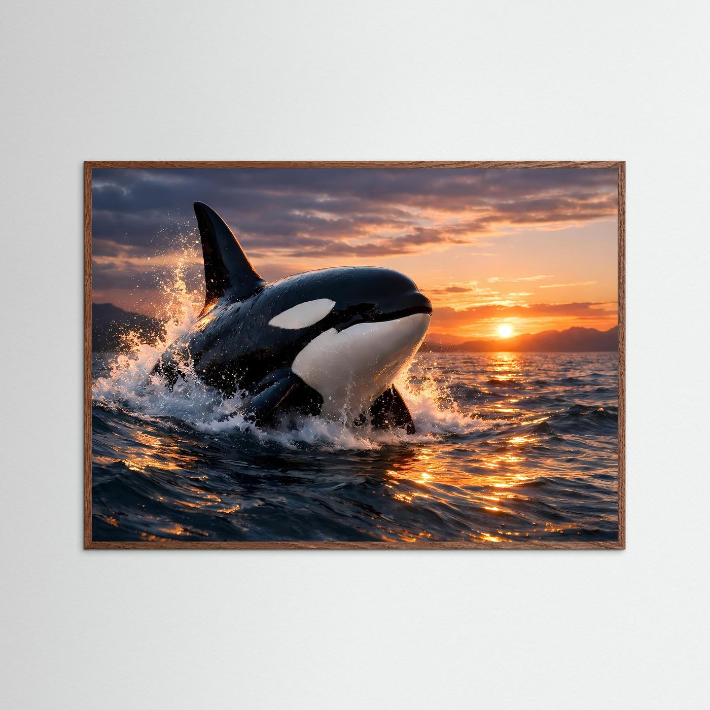 Poster im Querformat mit springendem Orca, braunem Holzrahmen, weißem Fleck und Wasserfontäne.