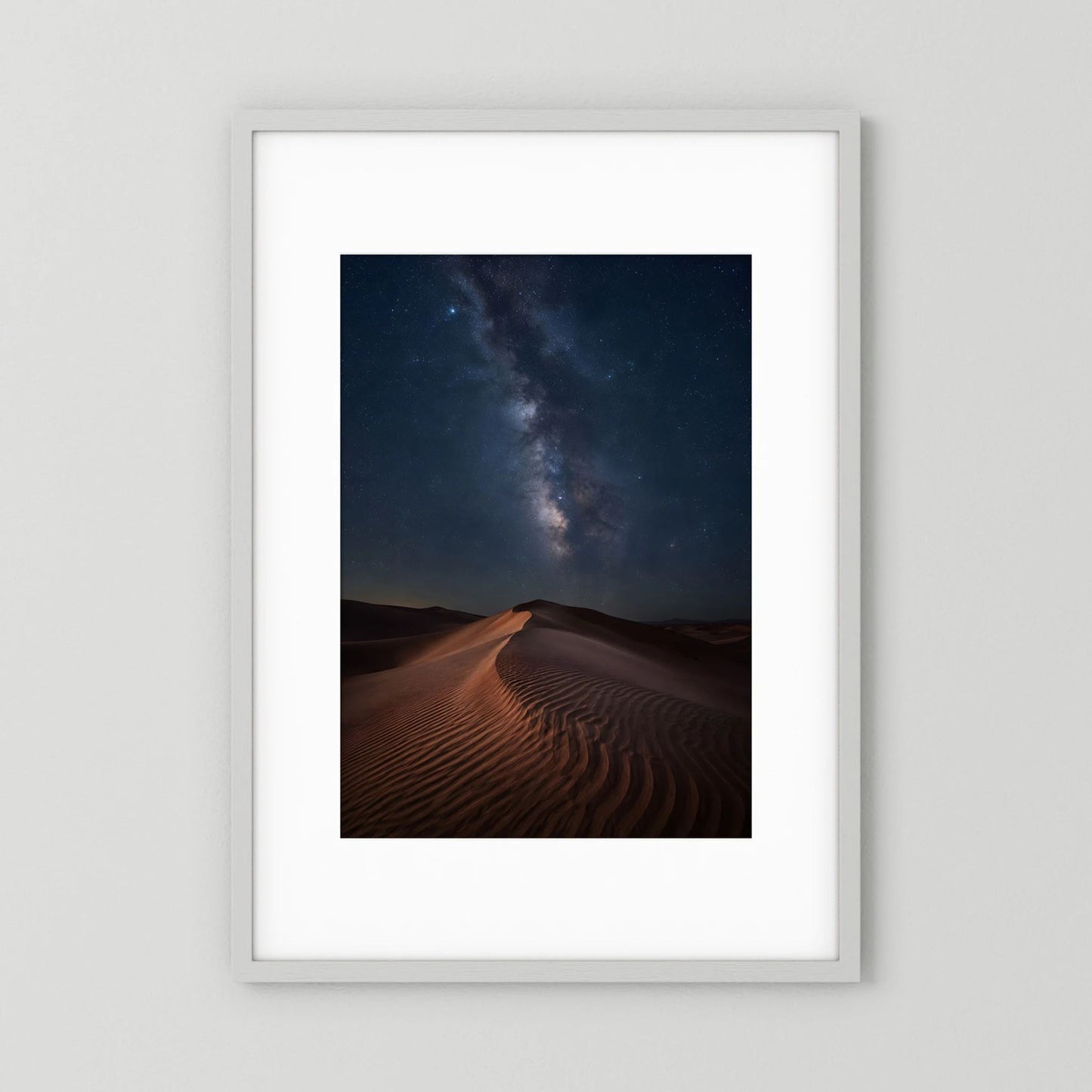 Landschaftsposter im Hochformat mit weißem Rahmen: Sanddünen bei Nacht unter Milchstraße