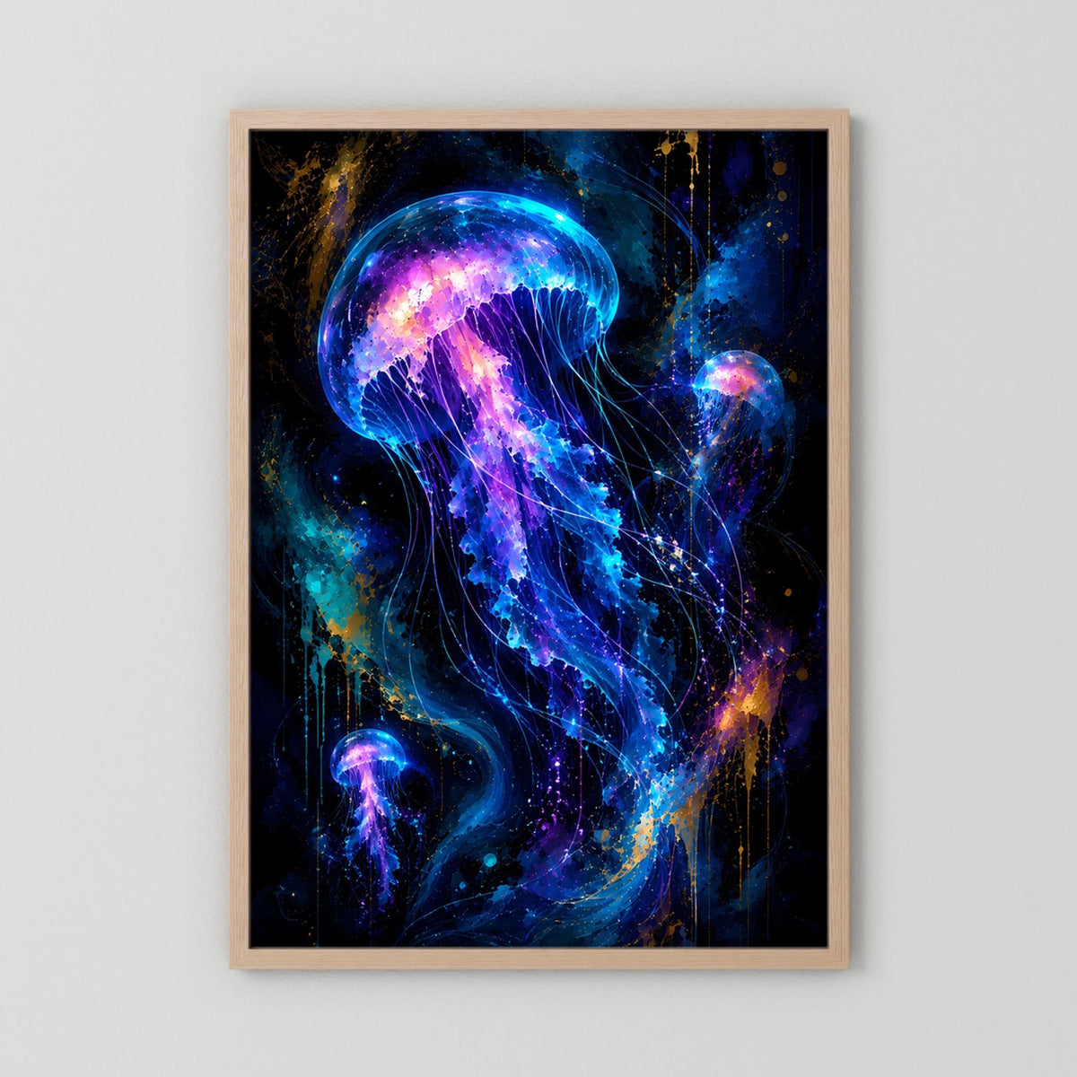 Poster im Hochformat mit leuchtenden Quallen in Neonblau und Violett, heller Holzrahmen