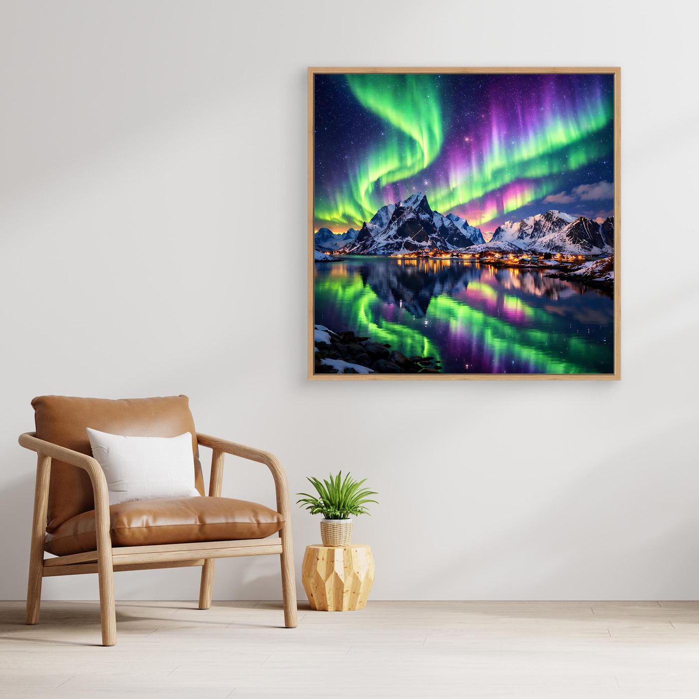 Leinwandbild mit Polarlichtern über Bergsee, grün-lila, brauner Holzrahmen