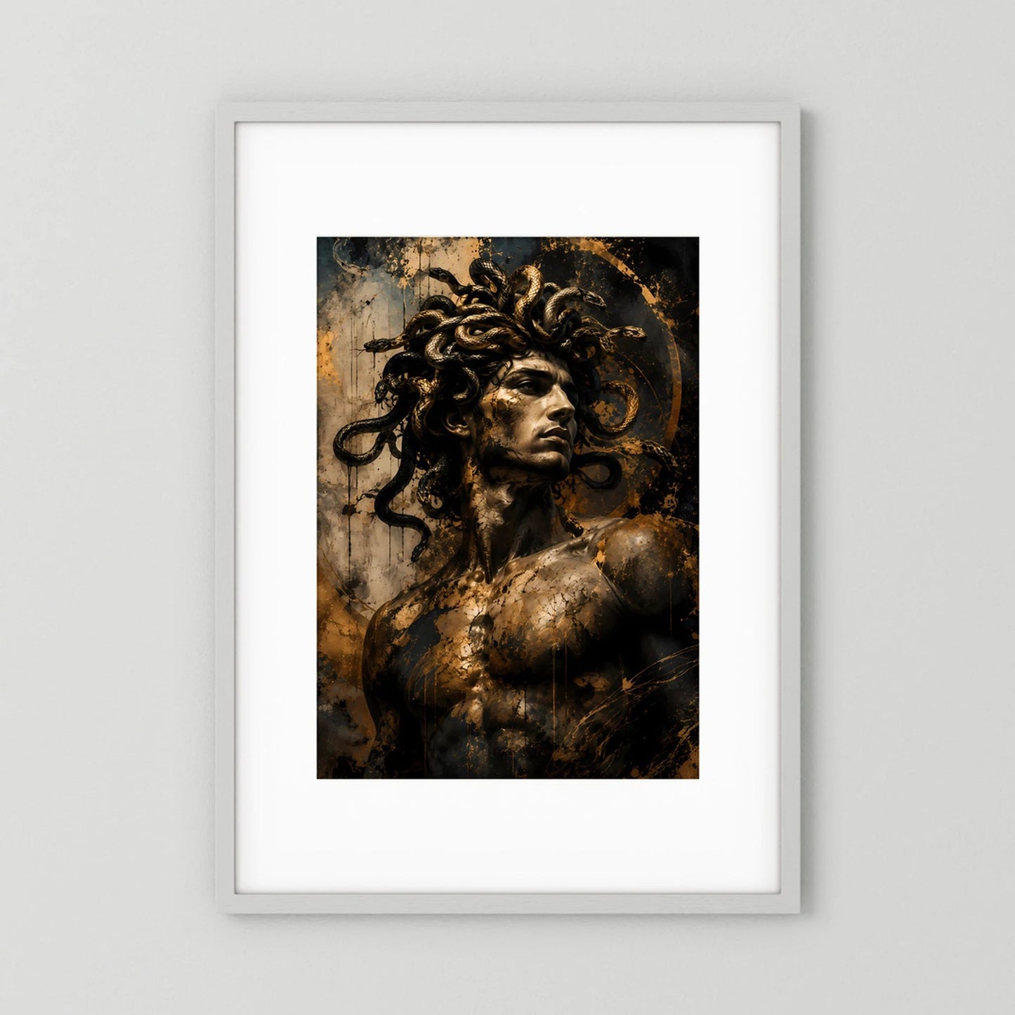 Hochformatiges Poster mit düsterem Medusa-Männerporträt in Schwarz und Gold im Rahmen