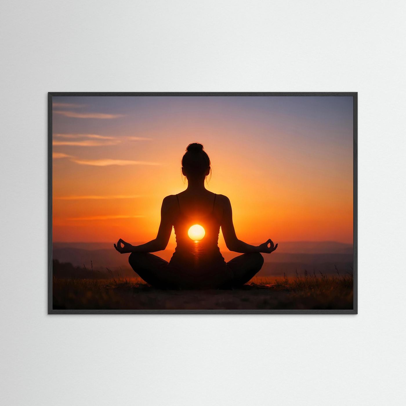 Yoga-Poster im schwarzen Holzrahmen: meditierende Frau im Schneidersitz, leuchtendes Energiezentrum.