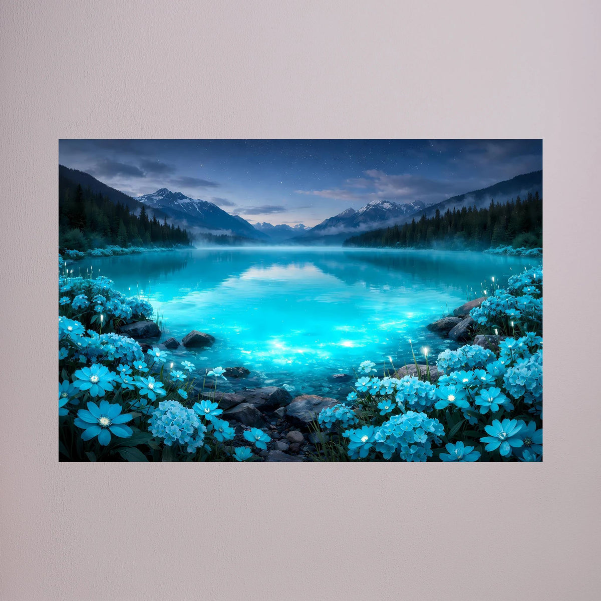 Querformat-Poster: blau leuchtender Bergsee mit Bergen und blauen Blüten, ohne Rahmen