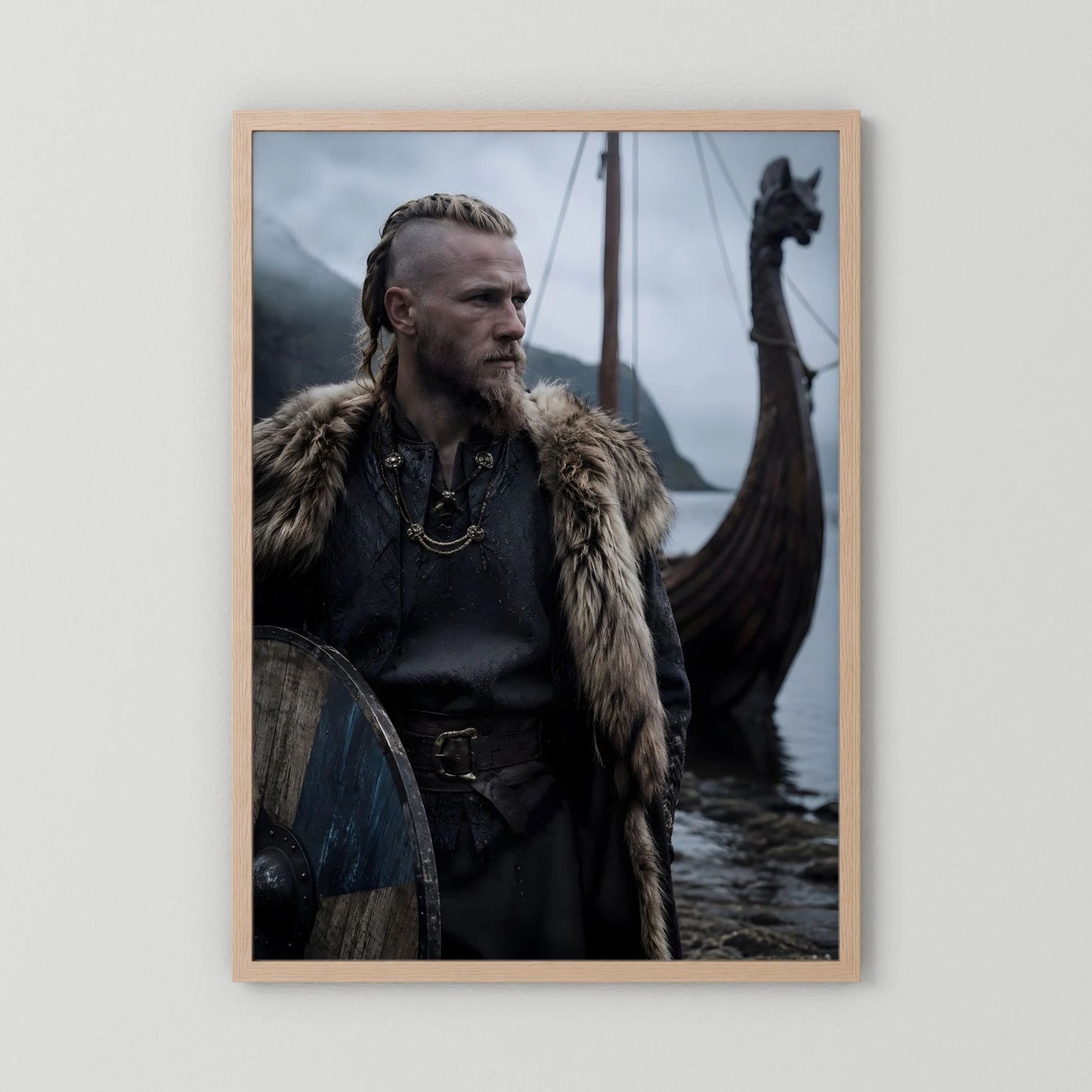 Wikinger-Poster im hellen Holzrahmen: Wikingerkrieger mit Fellmantel und Schild