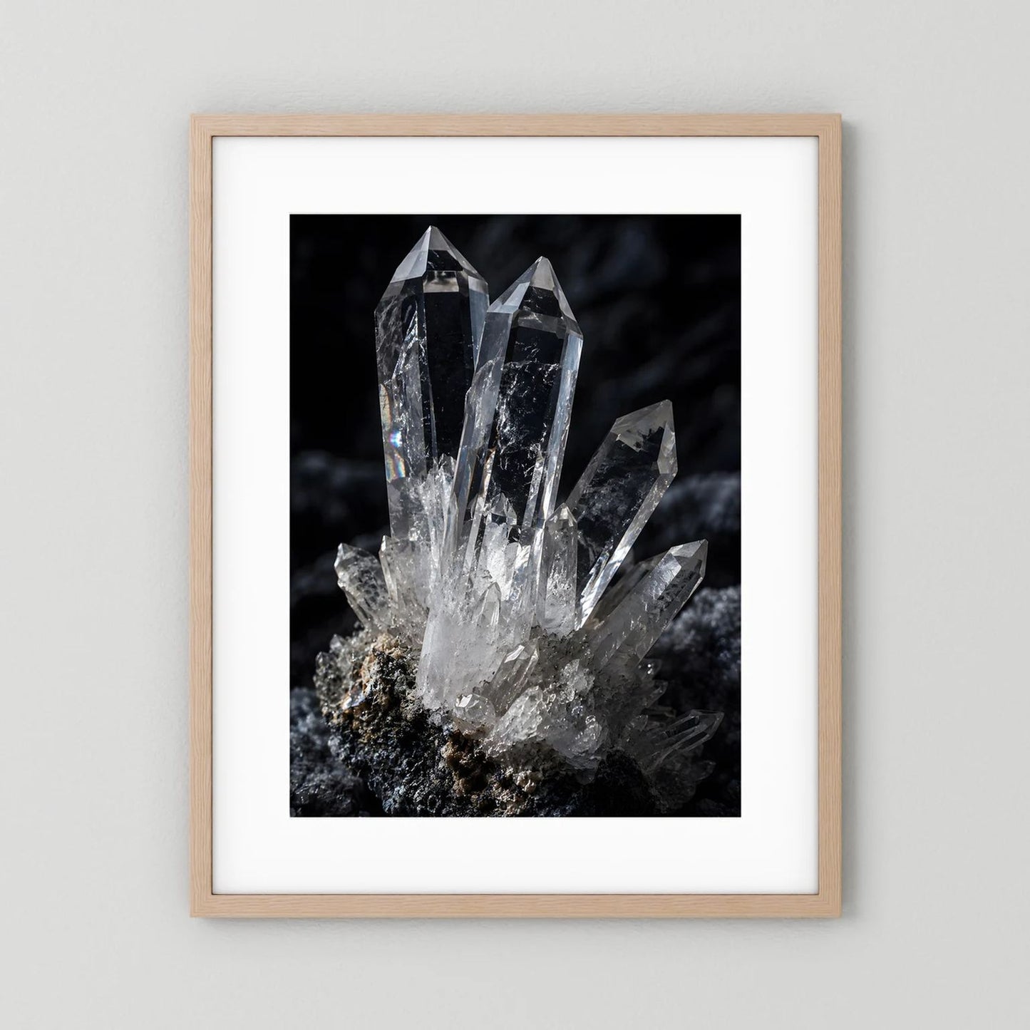 Mineralien-Wandbild im hellen Holzrahmen mit weißem Passepartout, klarer Quarzkristall auf dunklem Gestein