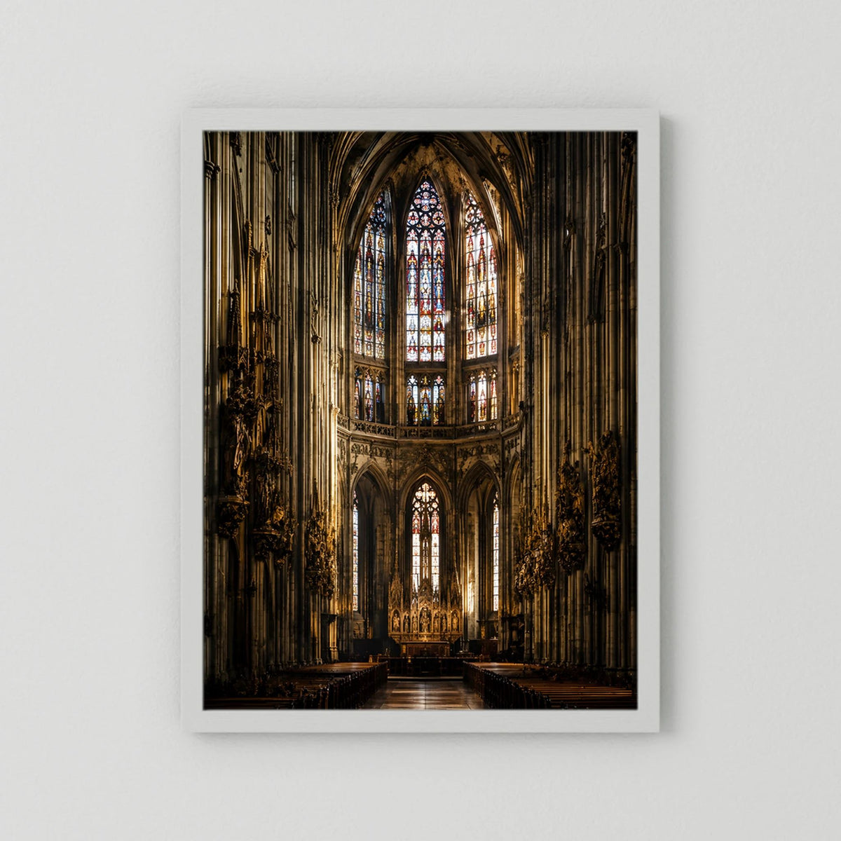 Kunstposter im weißen Rahmen mit gotischem Kircheninnenraum und Buntglasfenster