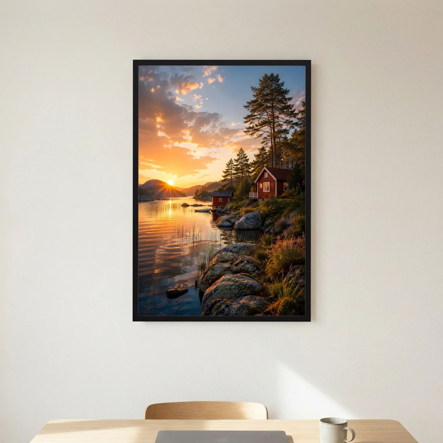 Kunstposter im Hochformat mit schwarzem Rahmen: Uferfelsen am See, Sonnenuntergang, rote Hütte.