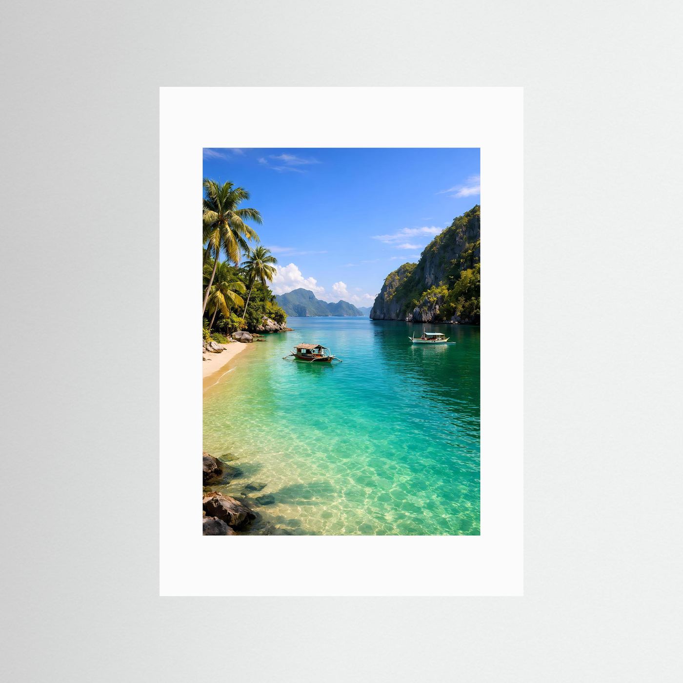 Naturposter mit weißem Rand: türkisfarbenes Meer, Palmenstrand und Boote in einer Bucht