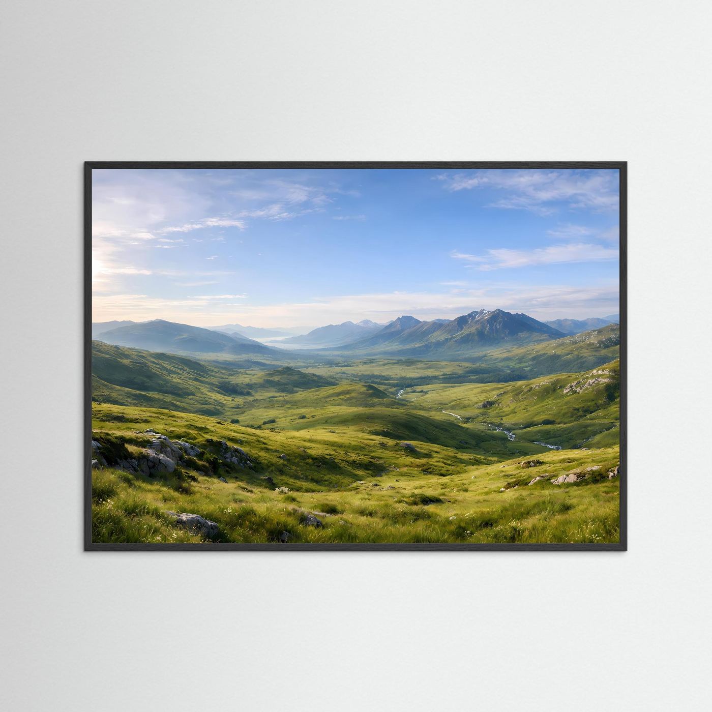 Naturpanorama-Poster mit grüner Talsenke und Bergketten, schwarzer Holzrahmen