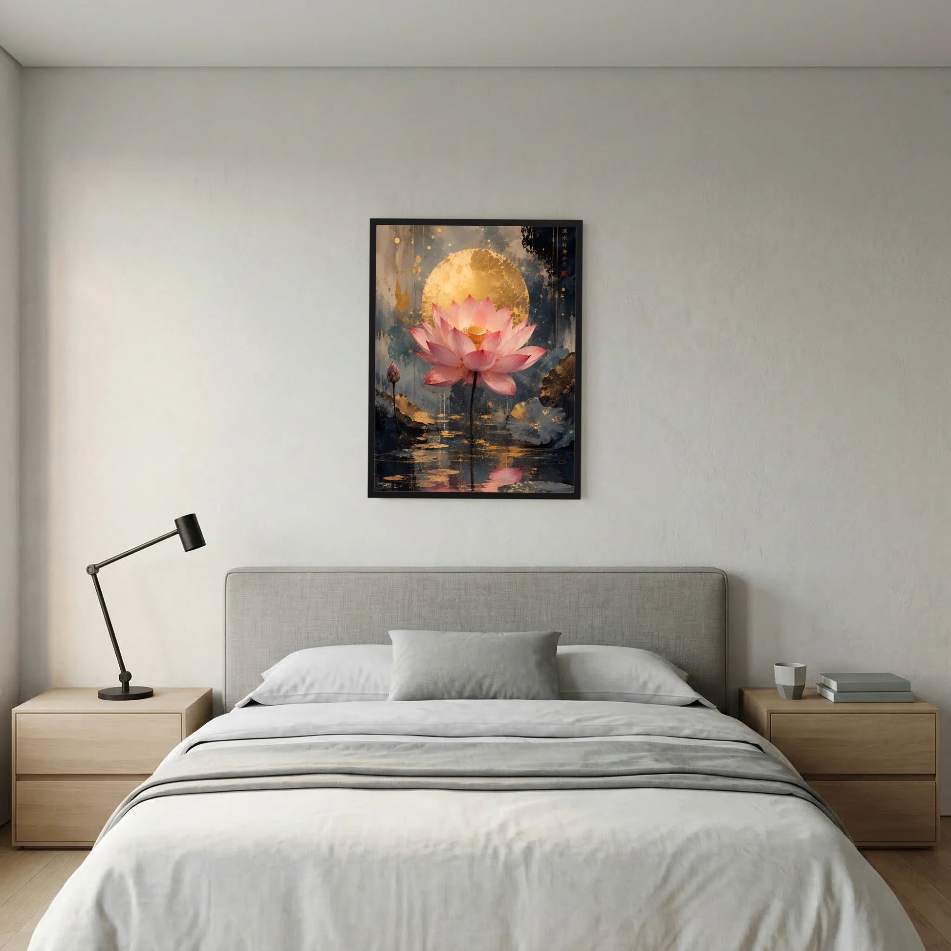 Gerahmtes Hochformat-Poster mit rosa Lotusblüte, goldener Scheibe und Spiegelung im Wasser