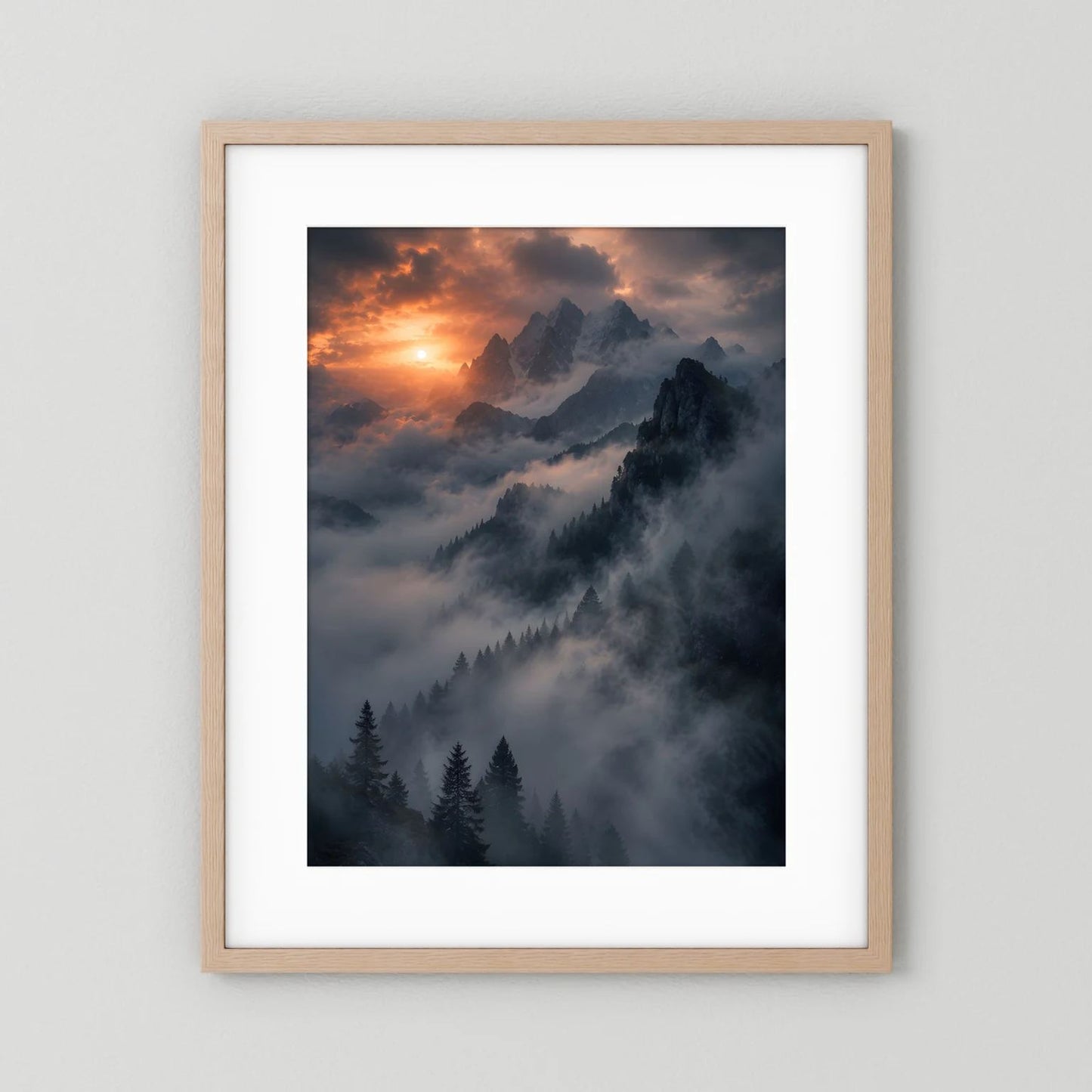 Berge im Nebel Poster im hellbraunen Rahmen mit weißem Rand, Sonnenuntergang, Tannenwald und Nebel.