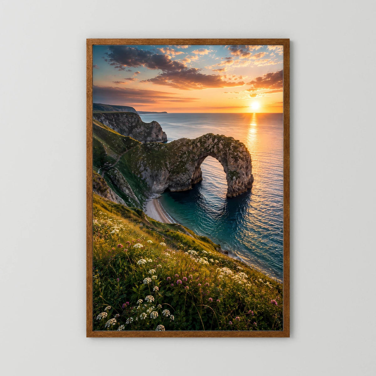 Hochformat-Poster mit Felsbogen an der Küste, Sonnenuntergang über dem Meer, brauner Rahmen