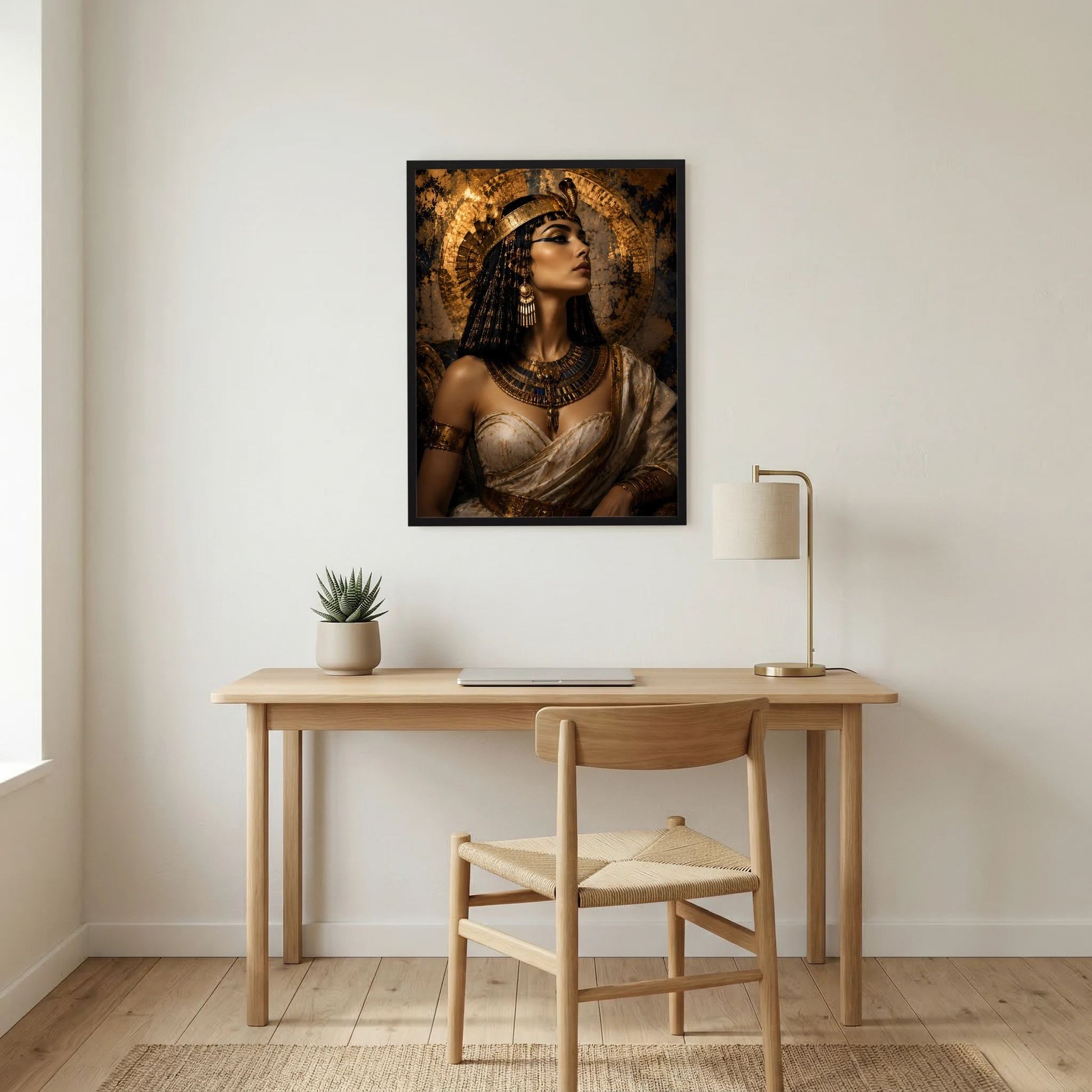 Hochformat-Poster: ägyptische Königin mit goldenen Ornamente, schwarz gerahmt.