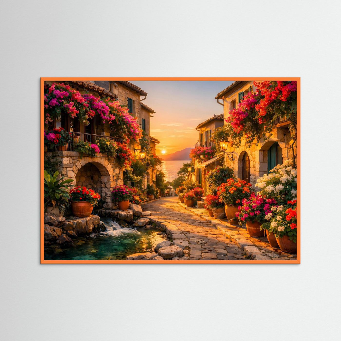 Gerahmtes Poster mit mediterranem Gassenmotiv, bunten Blumen und Abendhimmel, orange Rahmen